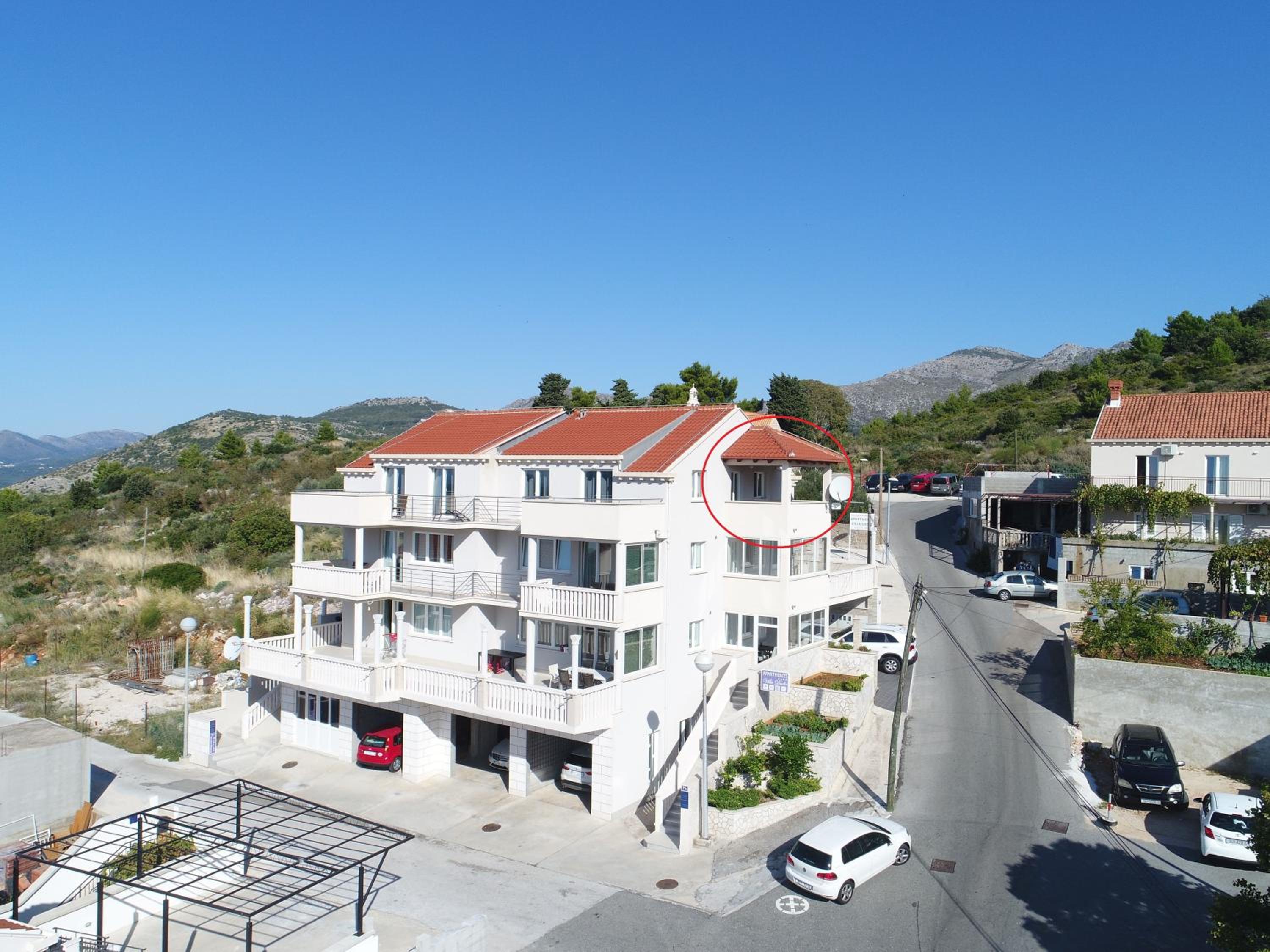 Comfort One-Bedroom Apartment with Terrace and Partial Sea View photo 3