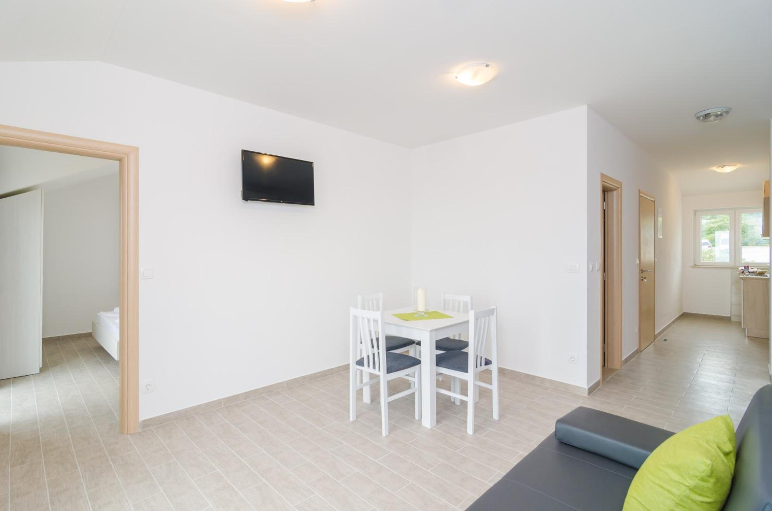 One-Bedroom Apartment with Terrace and Sea View photo 3