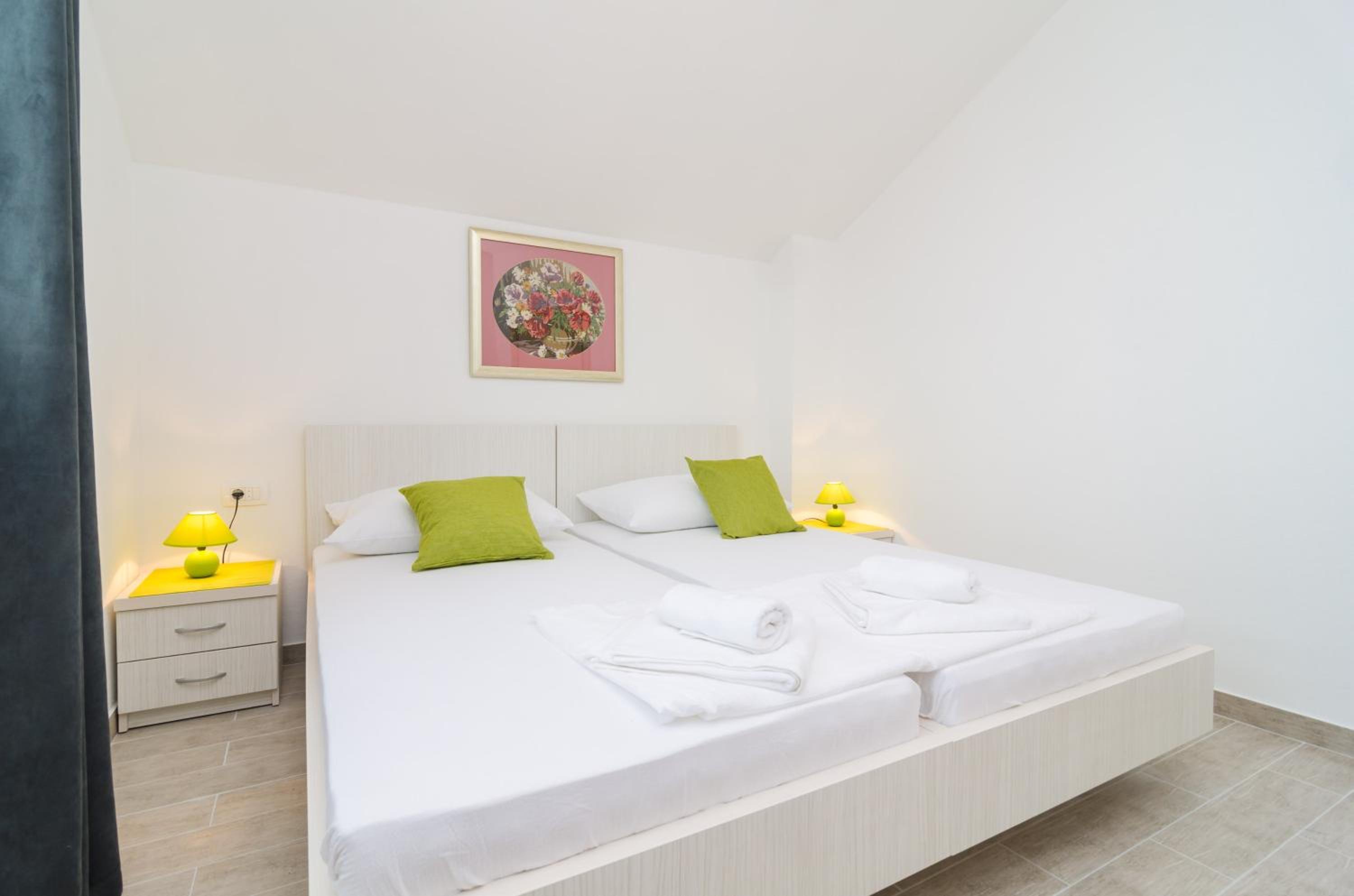 Comfort One-Bedroom Apartment with Balcony and Sea View photo 2