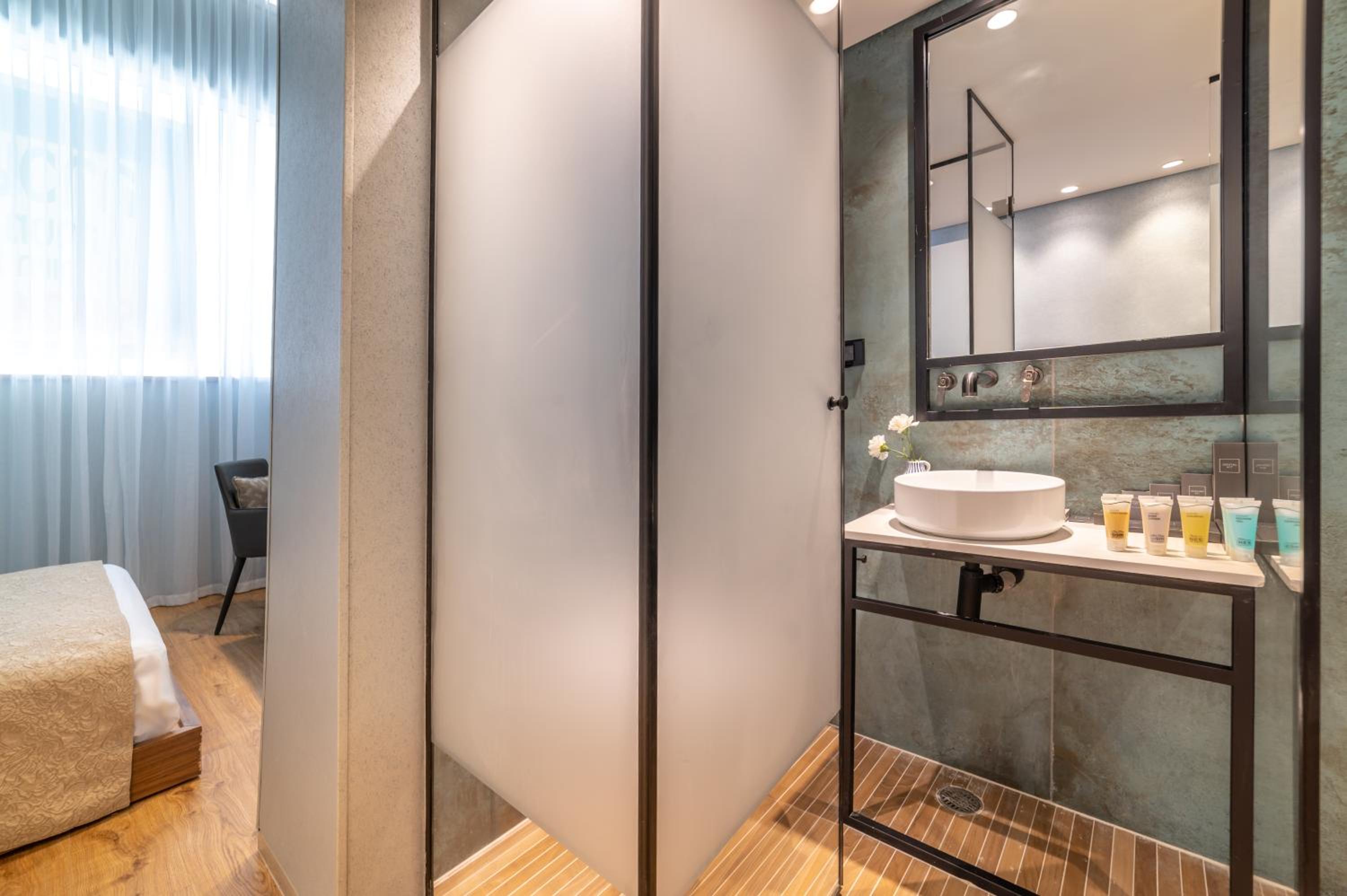 Modern Double Room - Photo 10