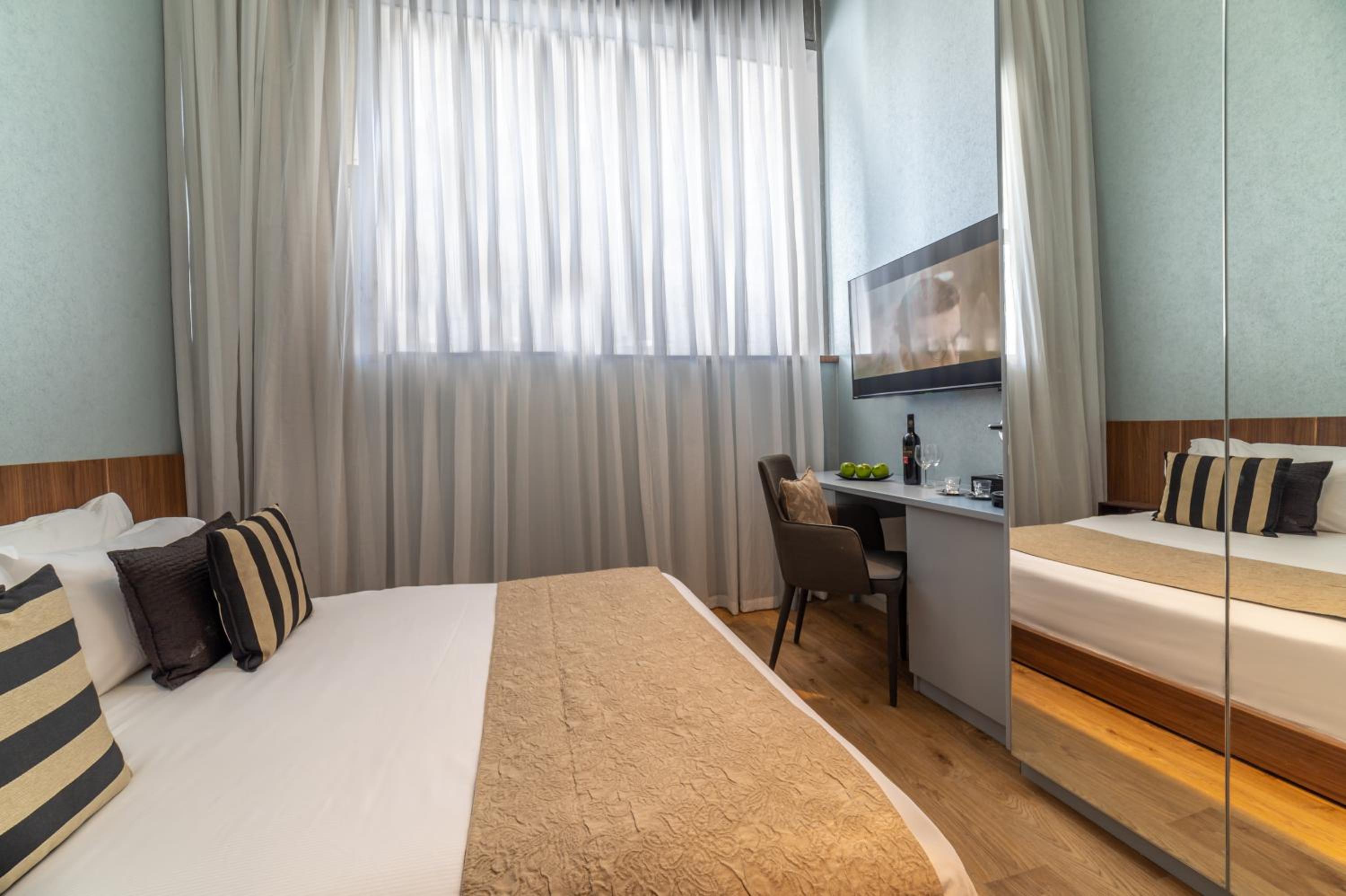 Modern Double Room - Photo 9