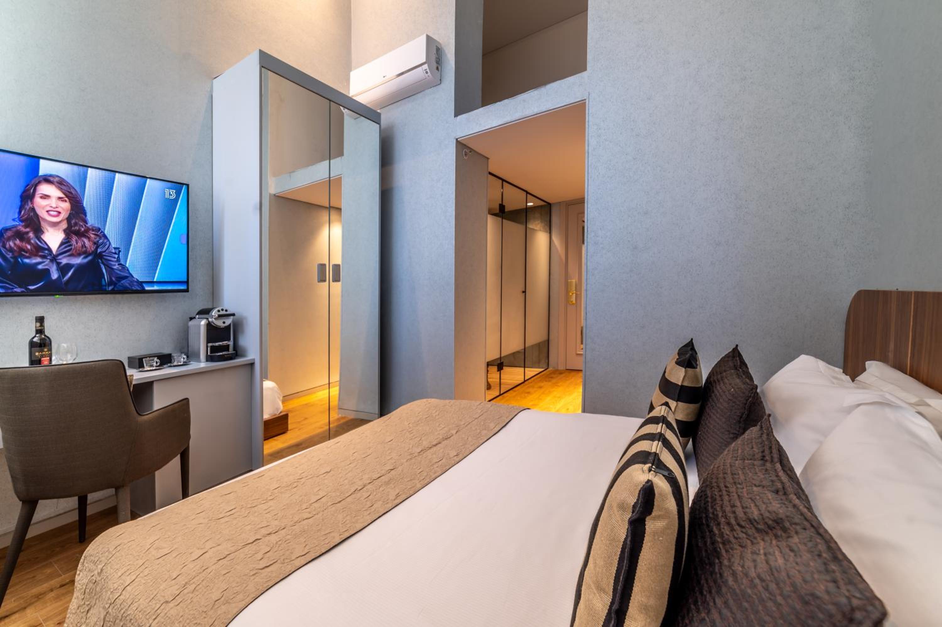 Modern Double Room - Photo 8