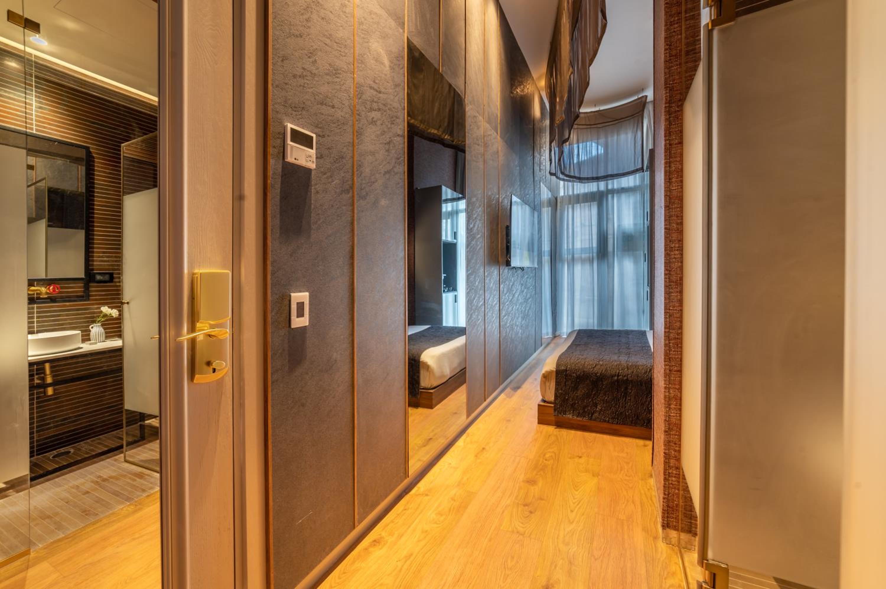 Modern Double Room - Photo 12