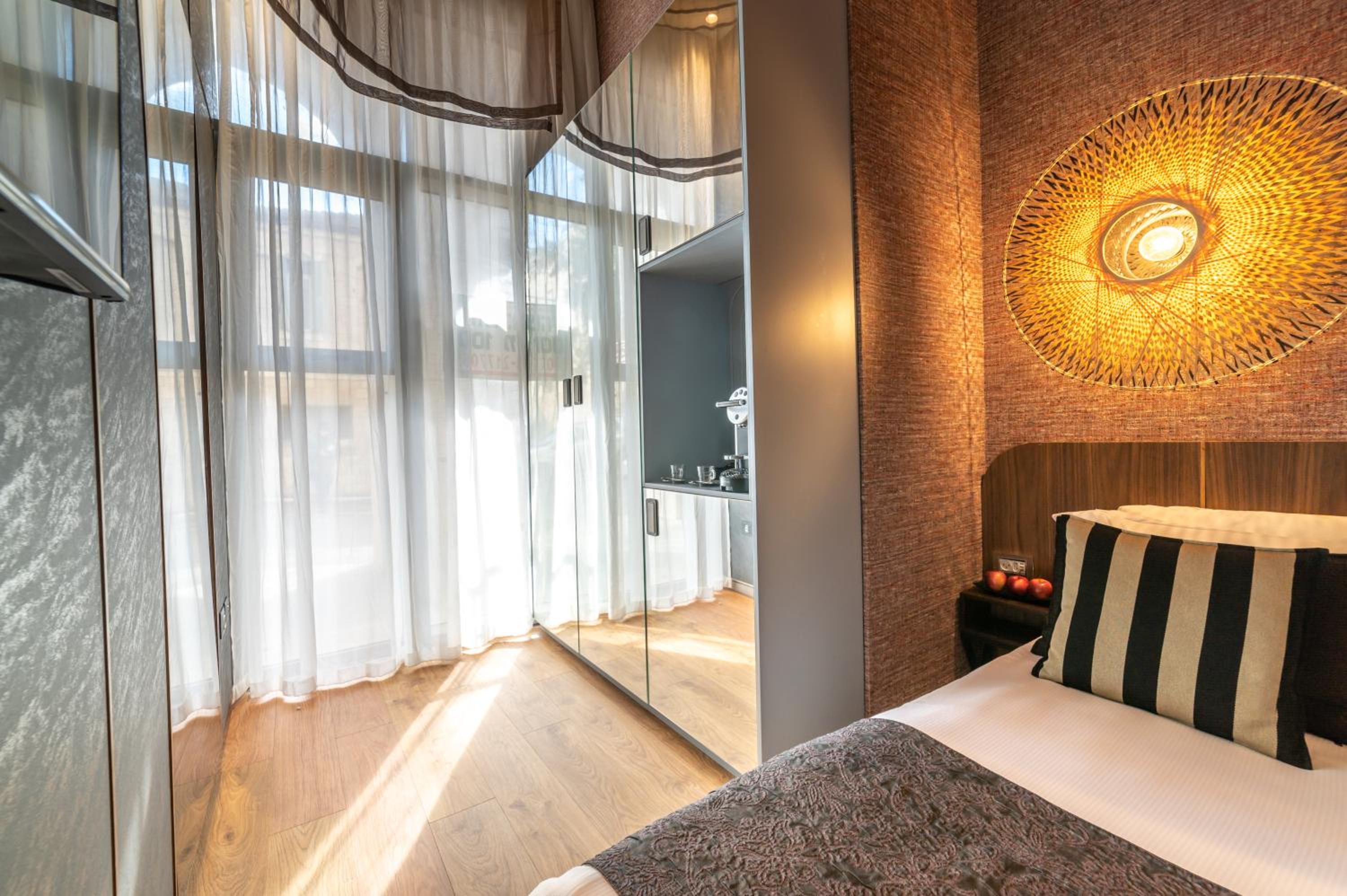Modern Double Room - Photo 14