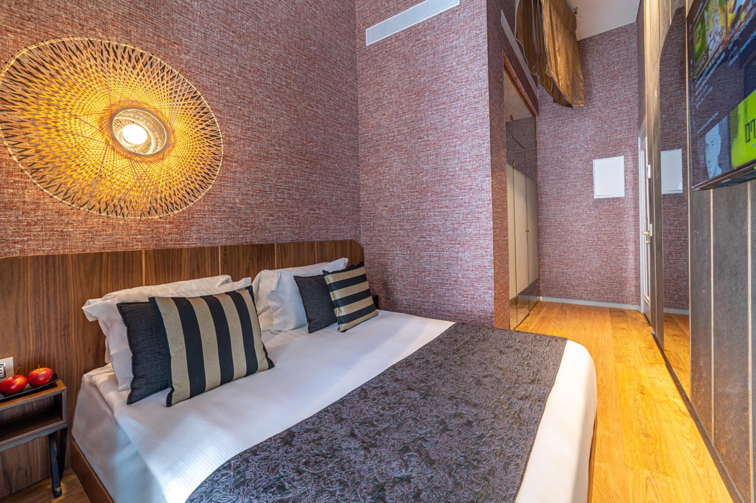 Modern Double Room - Photo 11