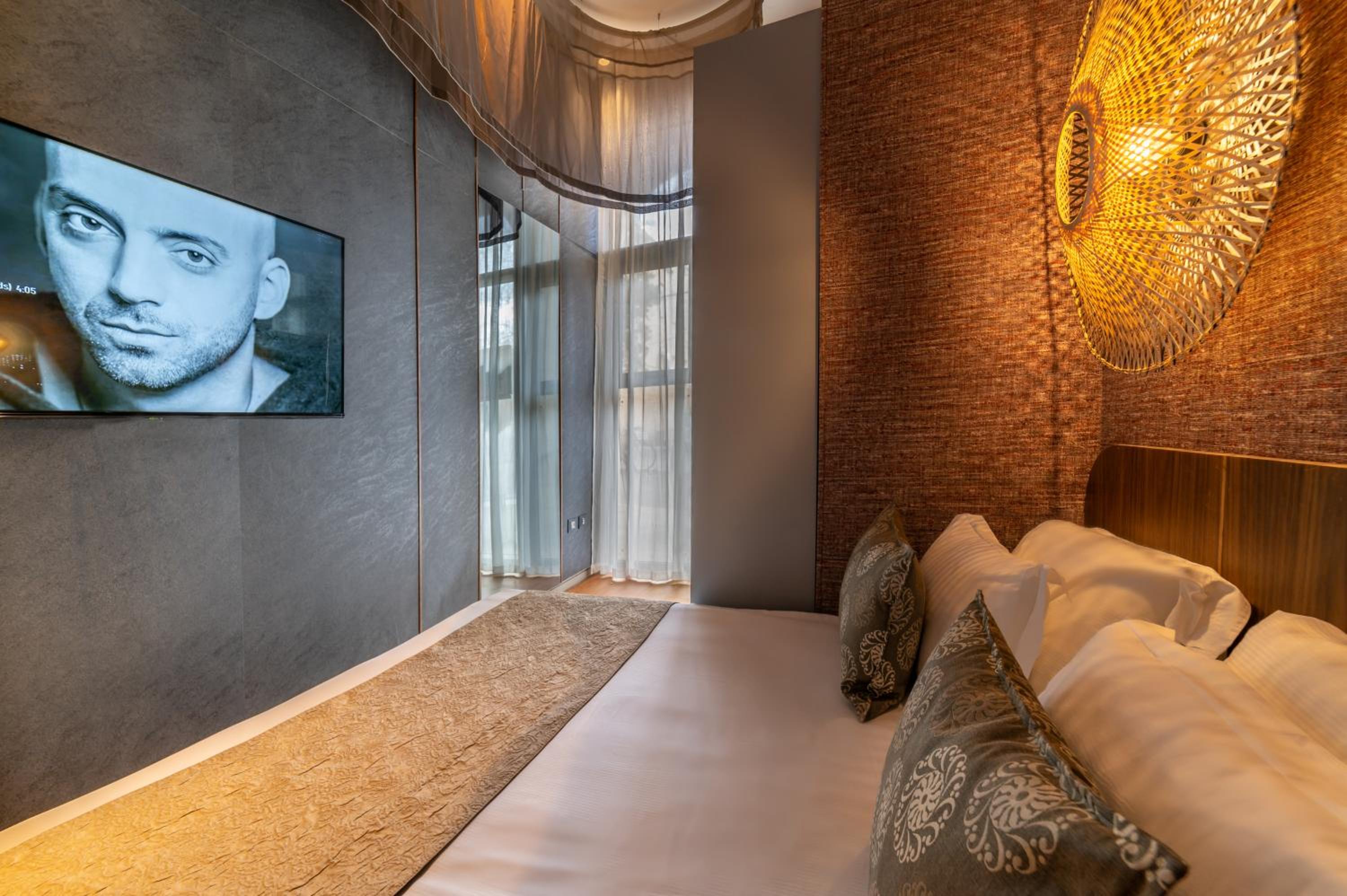 Modern Double Room - Photo 1