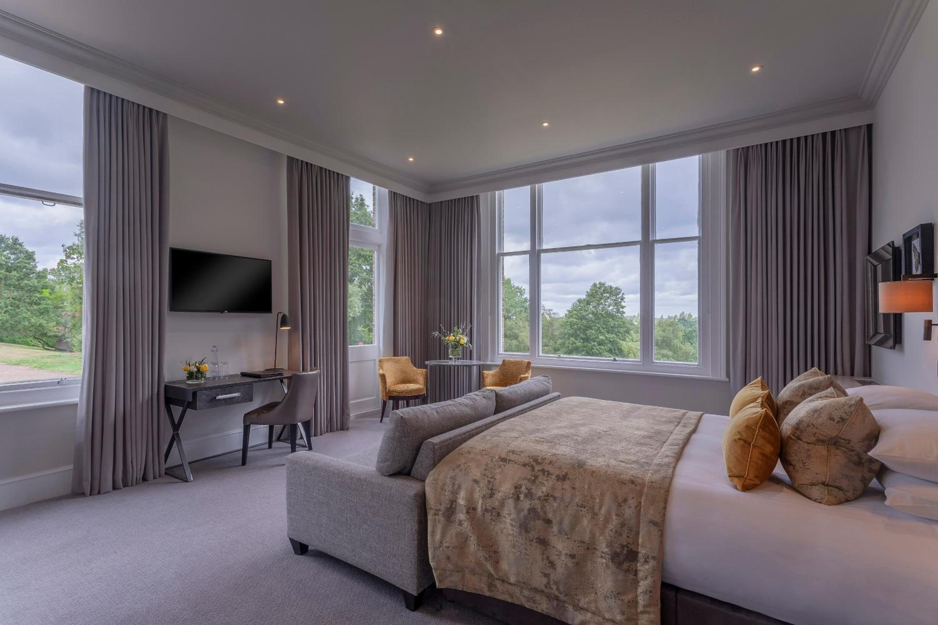 Feature Room - Photo 13