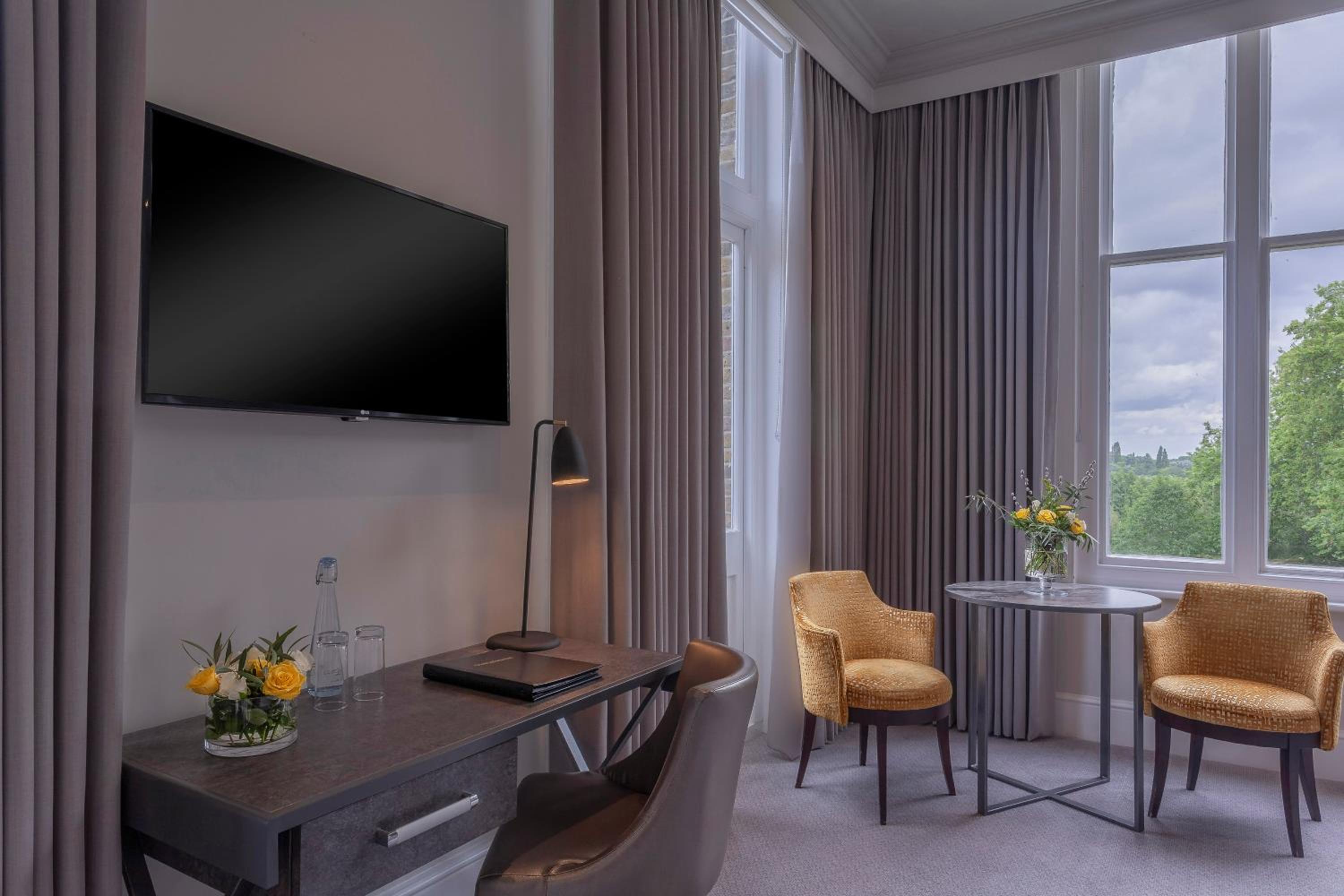 Feature Room - Photo 12