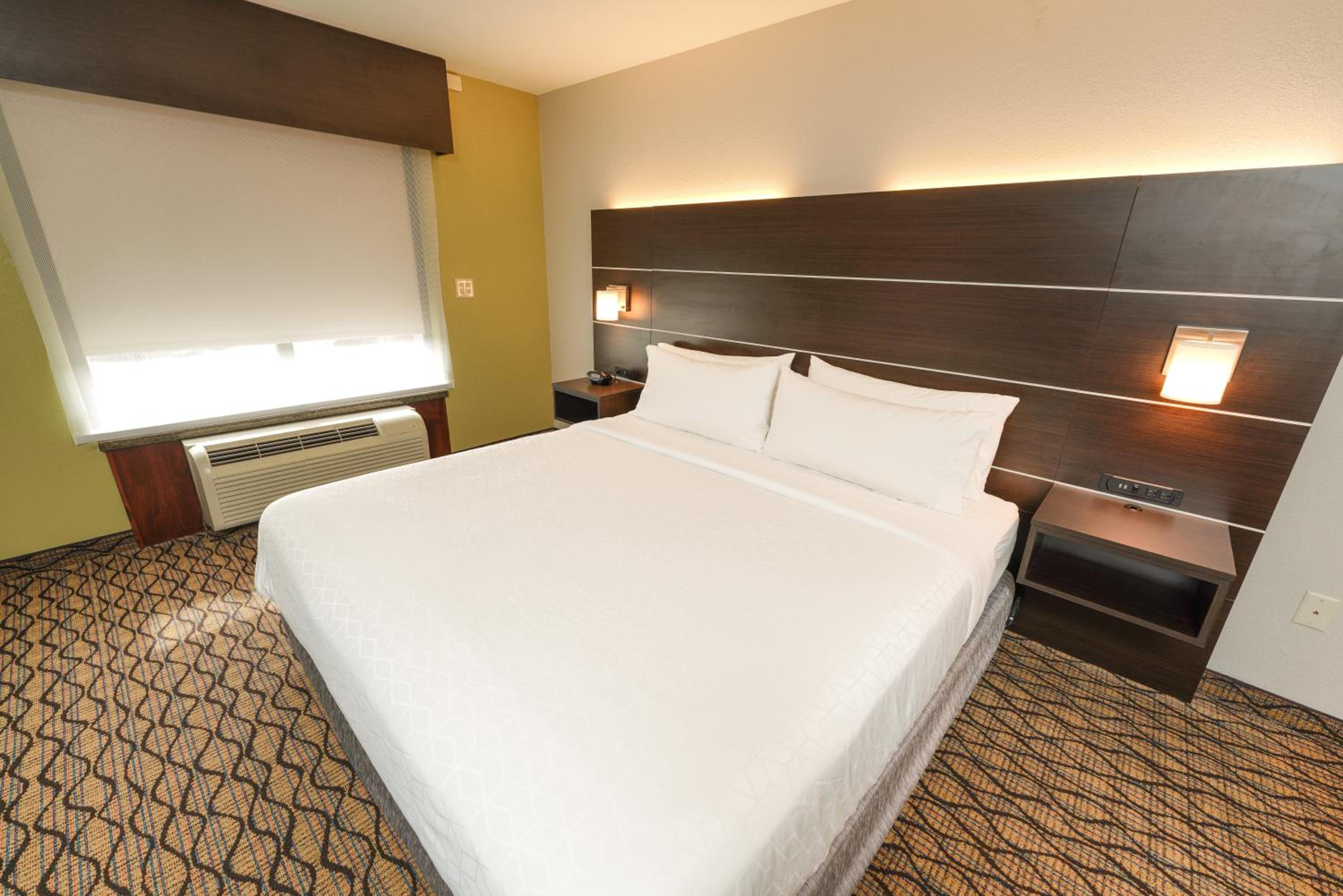 King Suite with Roll-In Shower - Disability Access/Non-Smoking photo 3