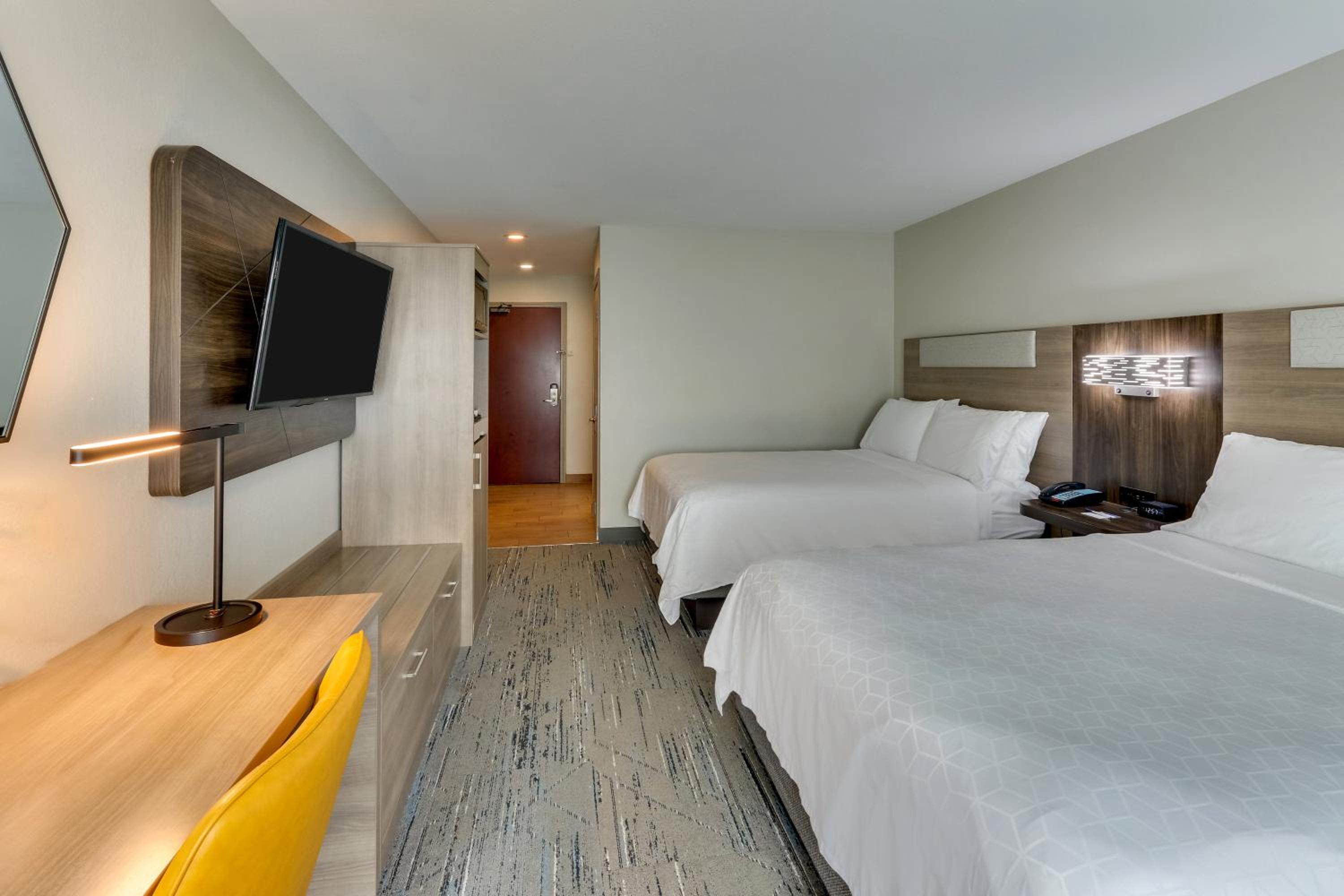 Standard Queen Room with Two Queen Beds photo 3