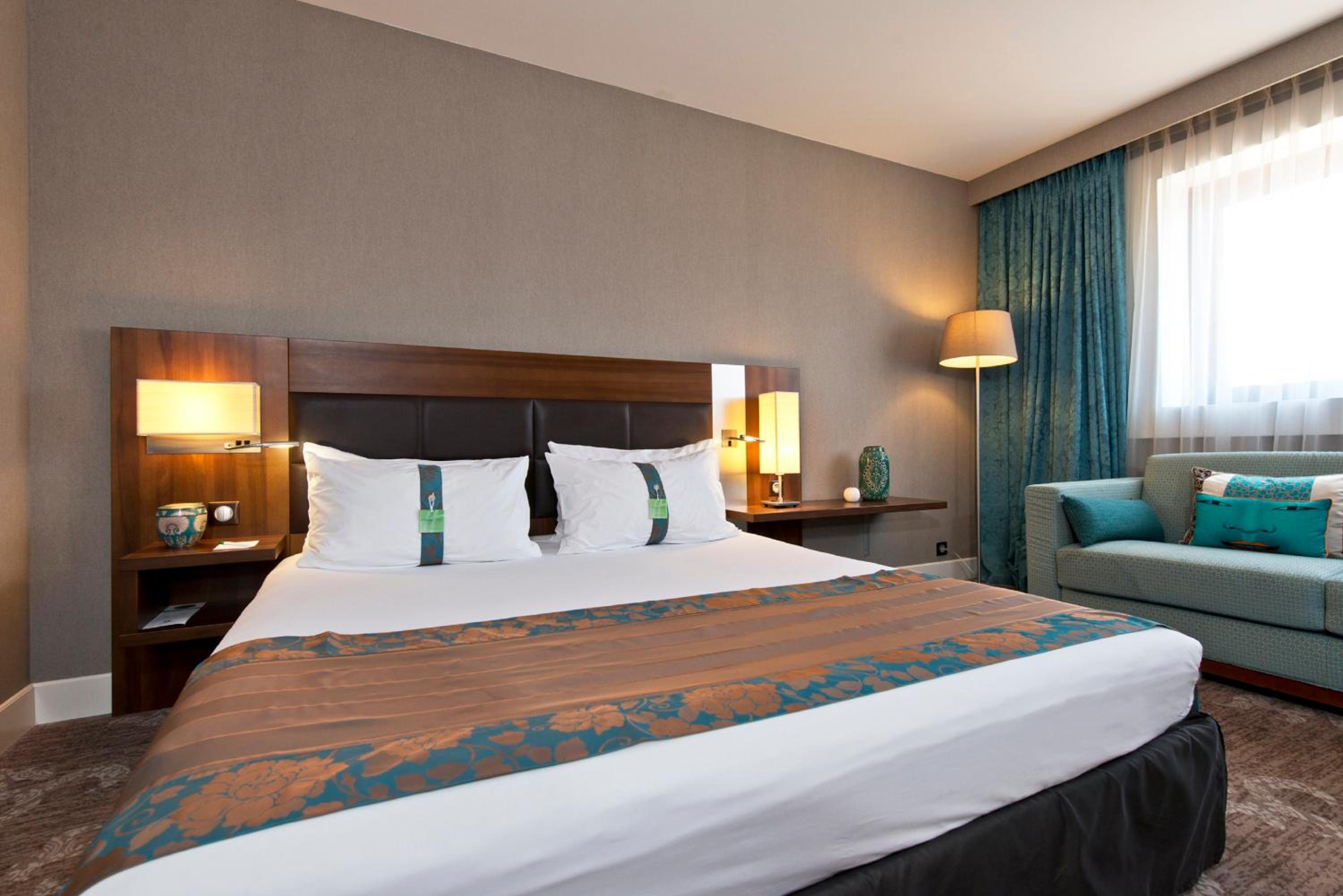 Standard King Room with Sofa Bed - Photo 4