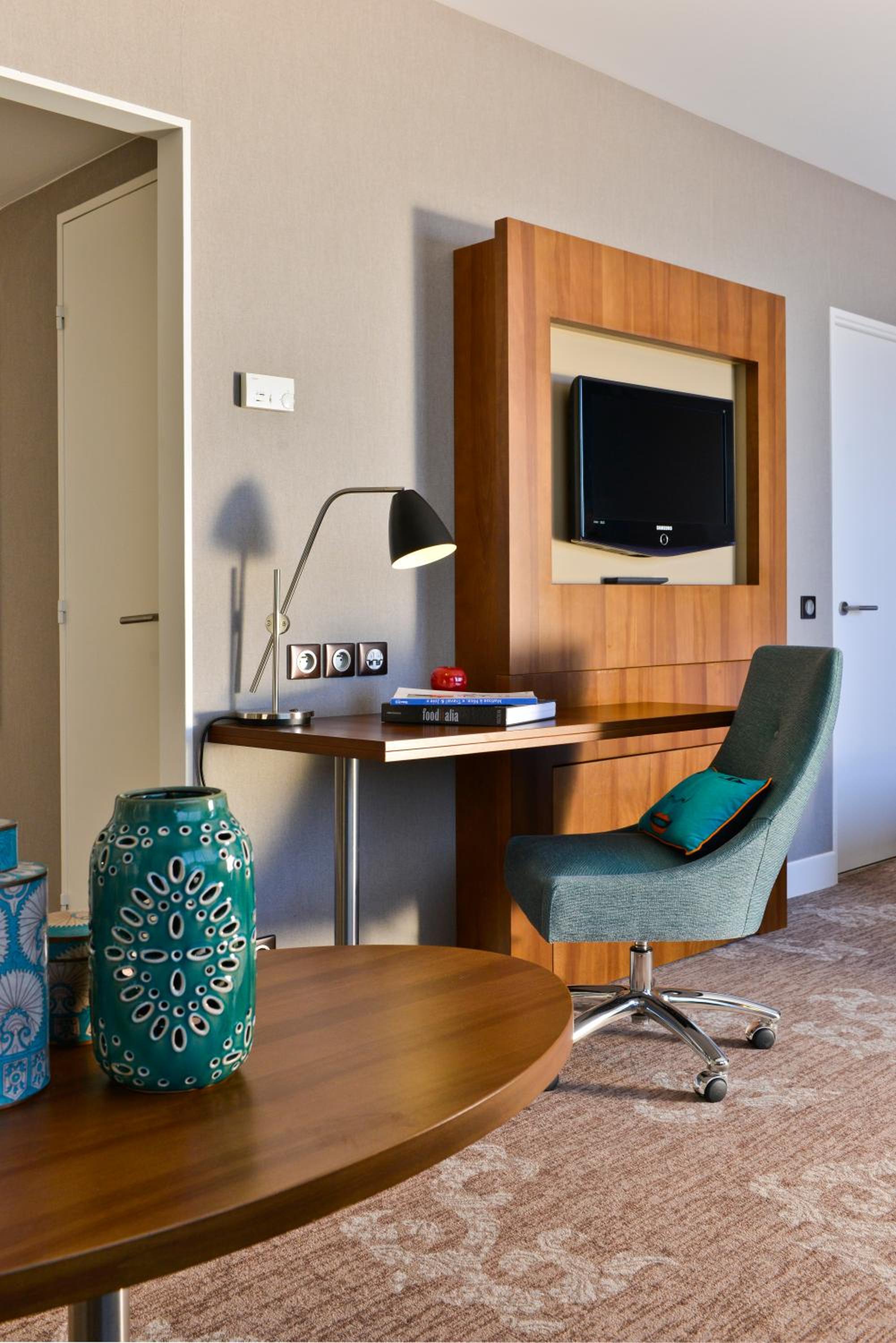 1 King Bed 2 Single Beds 2 Bedroom Suite - Photo 2