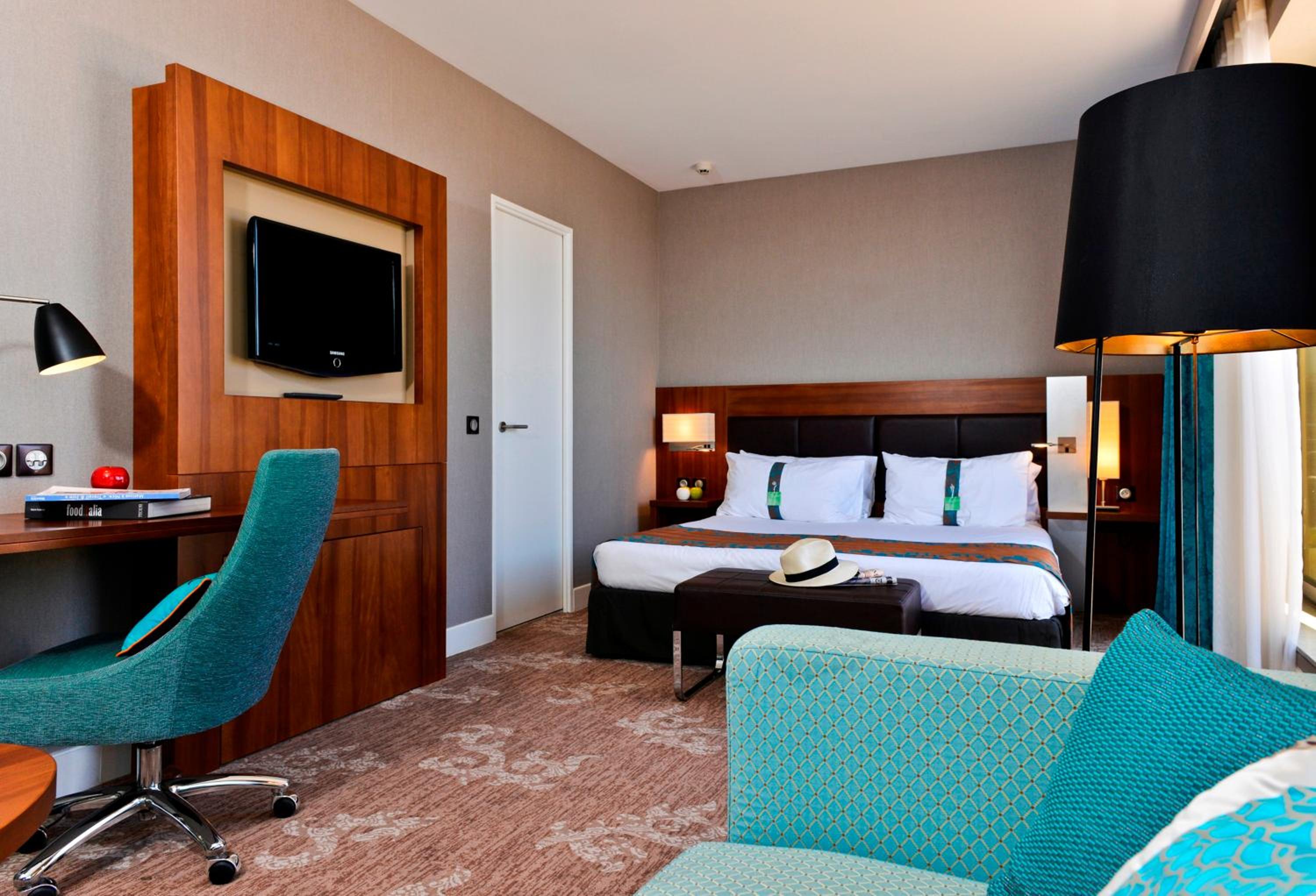 1 King Bed 2 Single Beds 2 Bedroom Suite - Photo 1