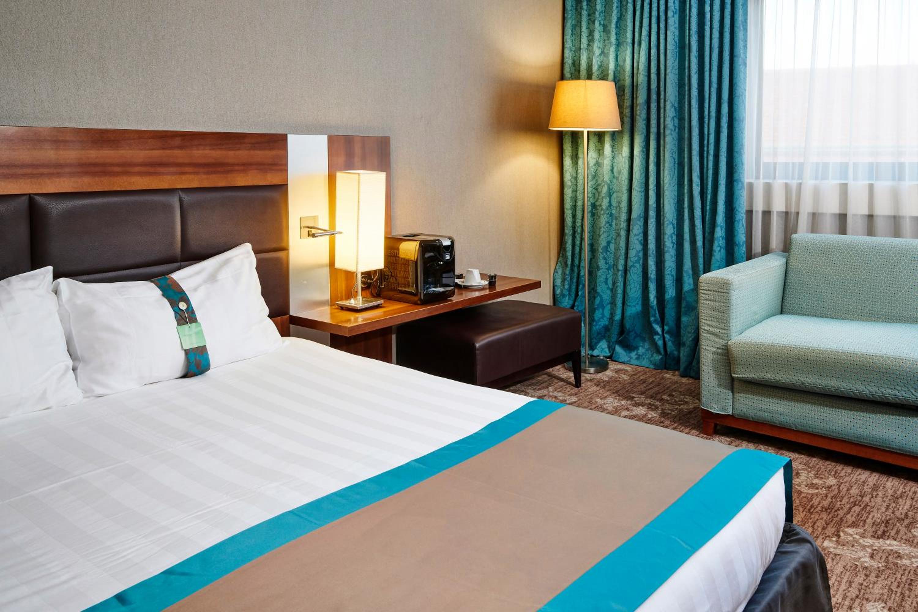 Standard King Room with Sofa Bed - Photo 3