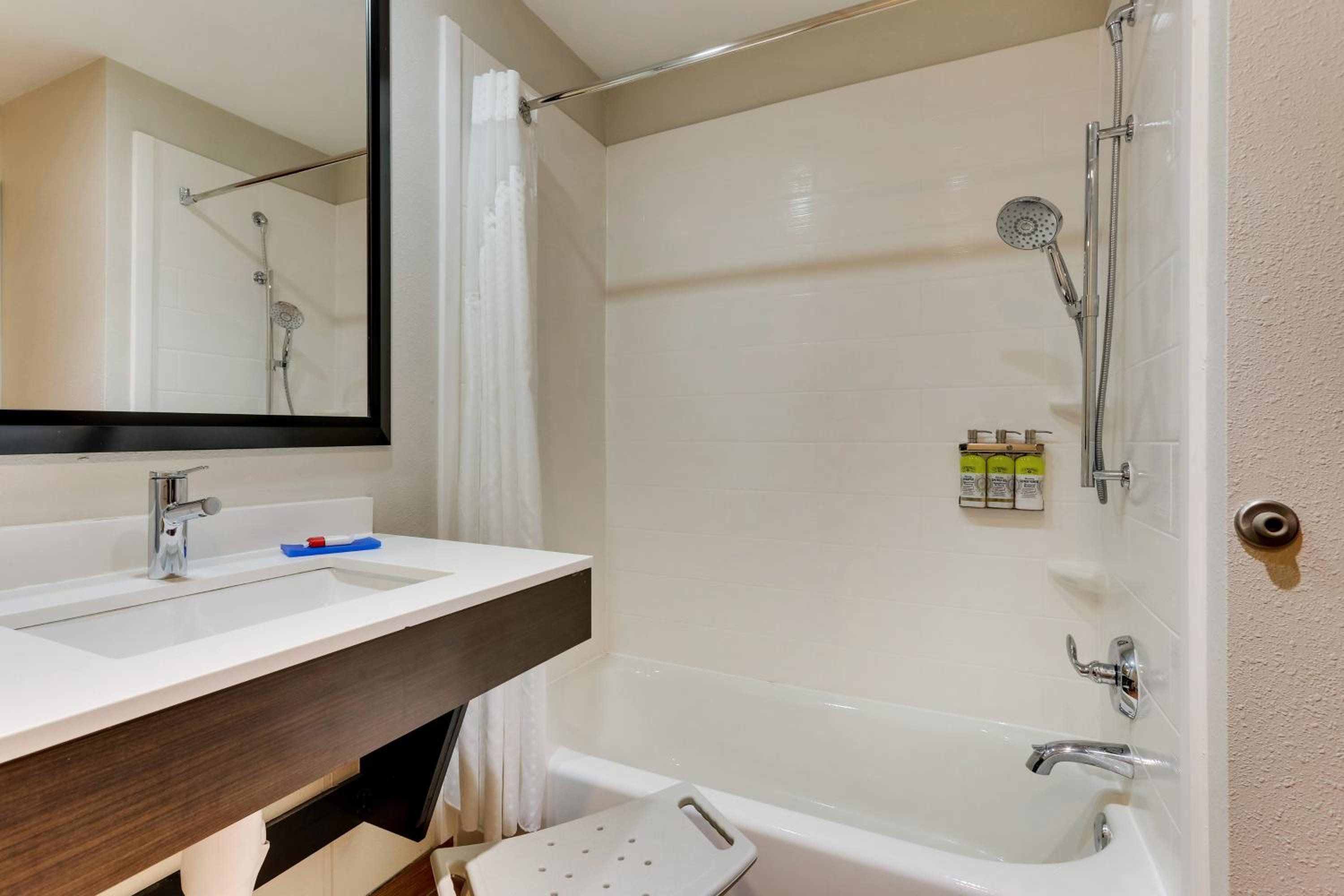King Room - Mobility Access/Hearing Accessible photo 3