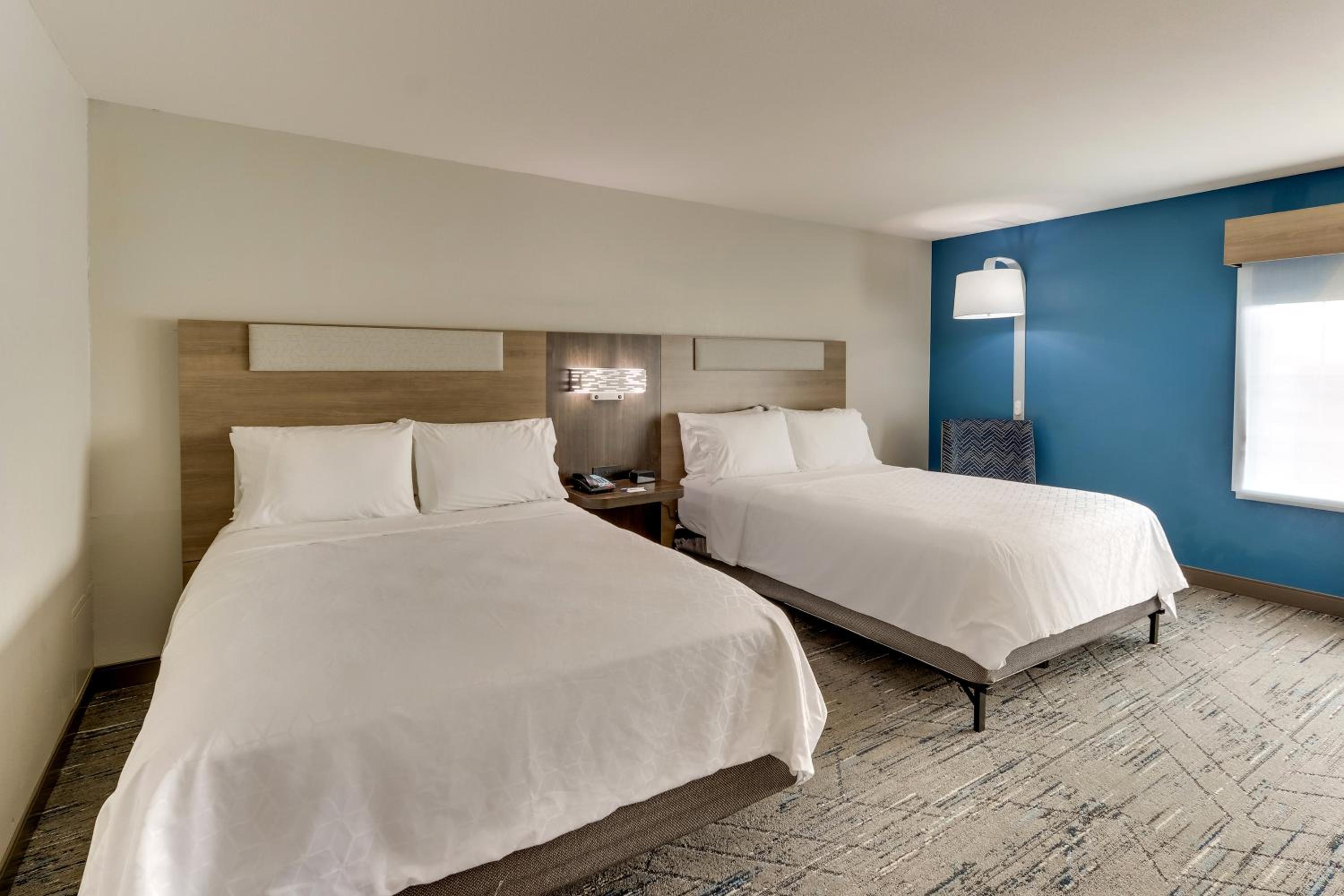 Queen Room with Two Queen Beds - Hearing Accessible