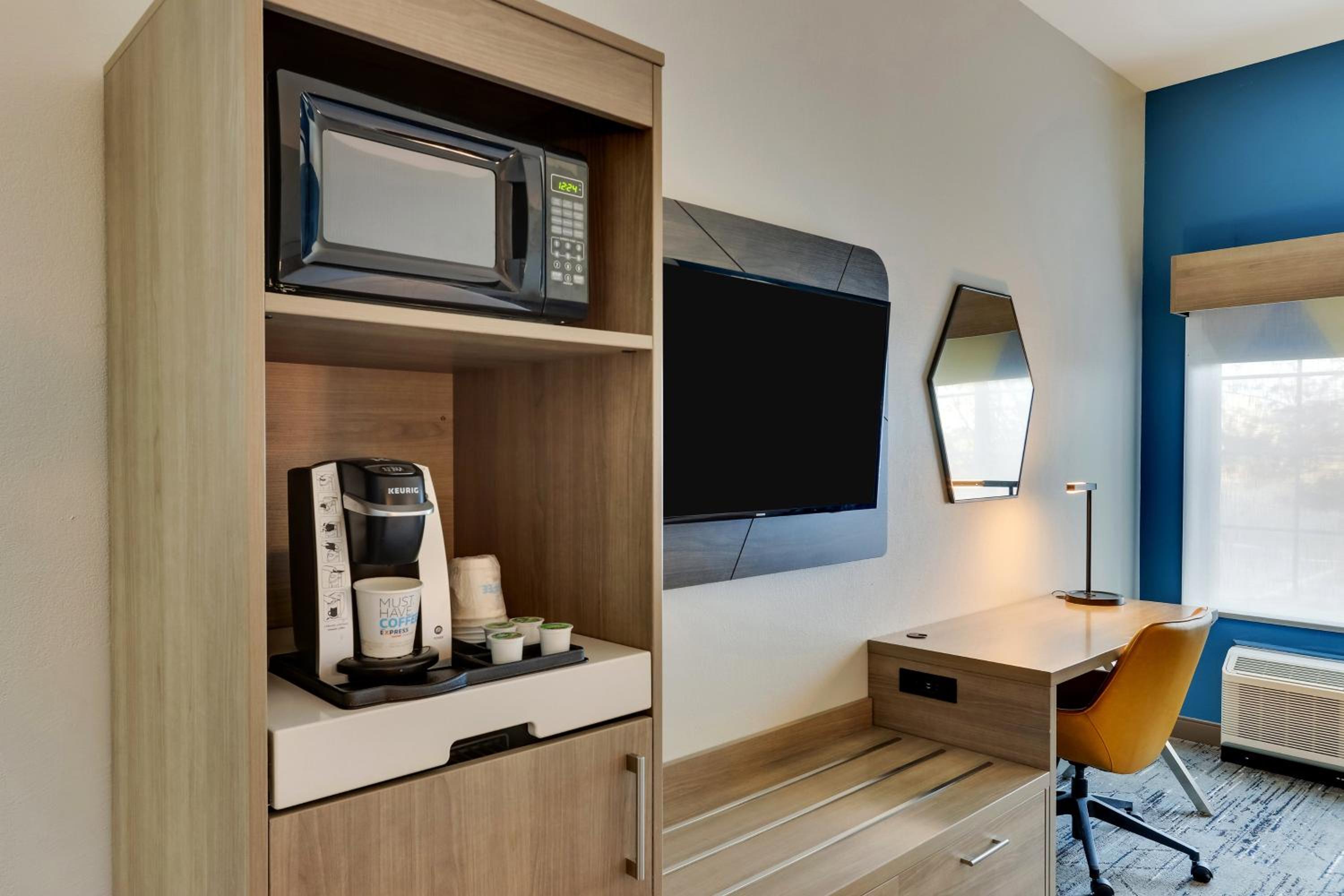 Queen Room - Hearing Accessible - Non-Smoking photo 3