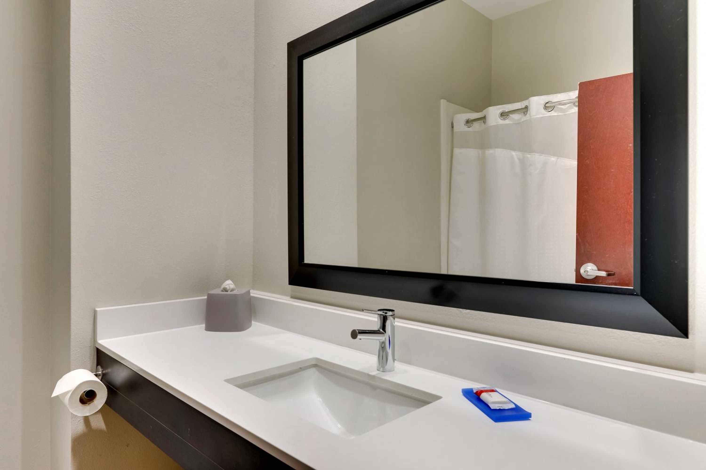 Queen Room - Hearing Accessible - Non-Smoking photo 2