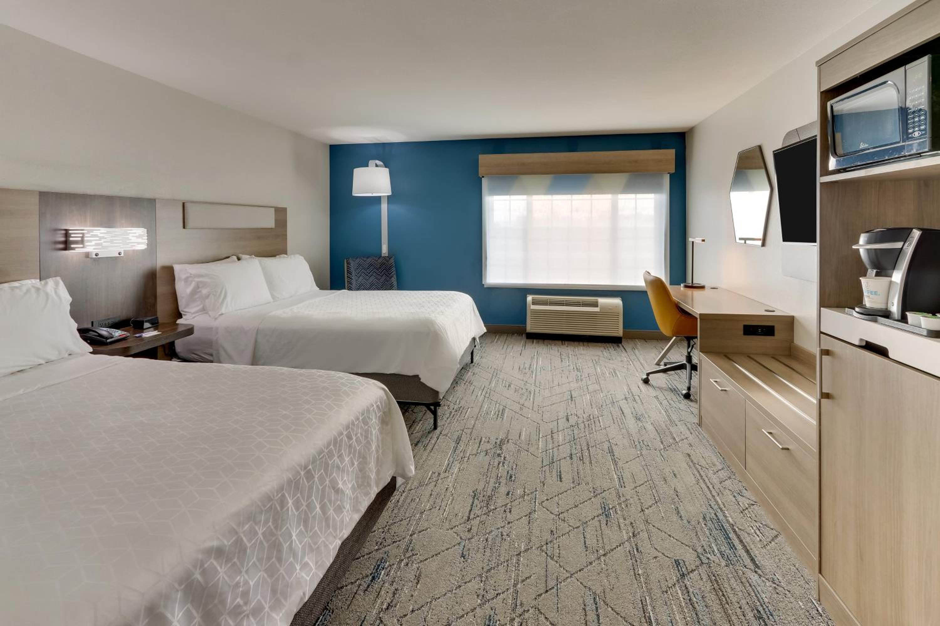 Standard Queen Room with Two Queen Beds photo 2