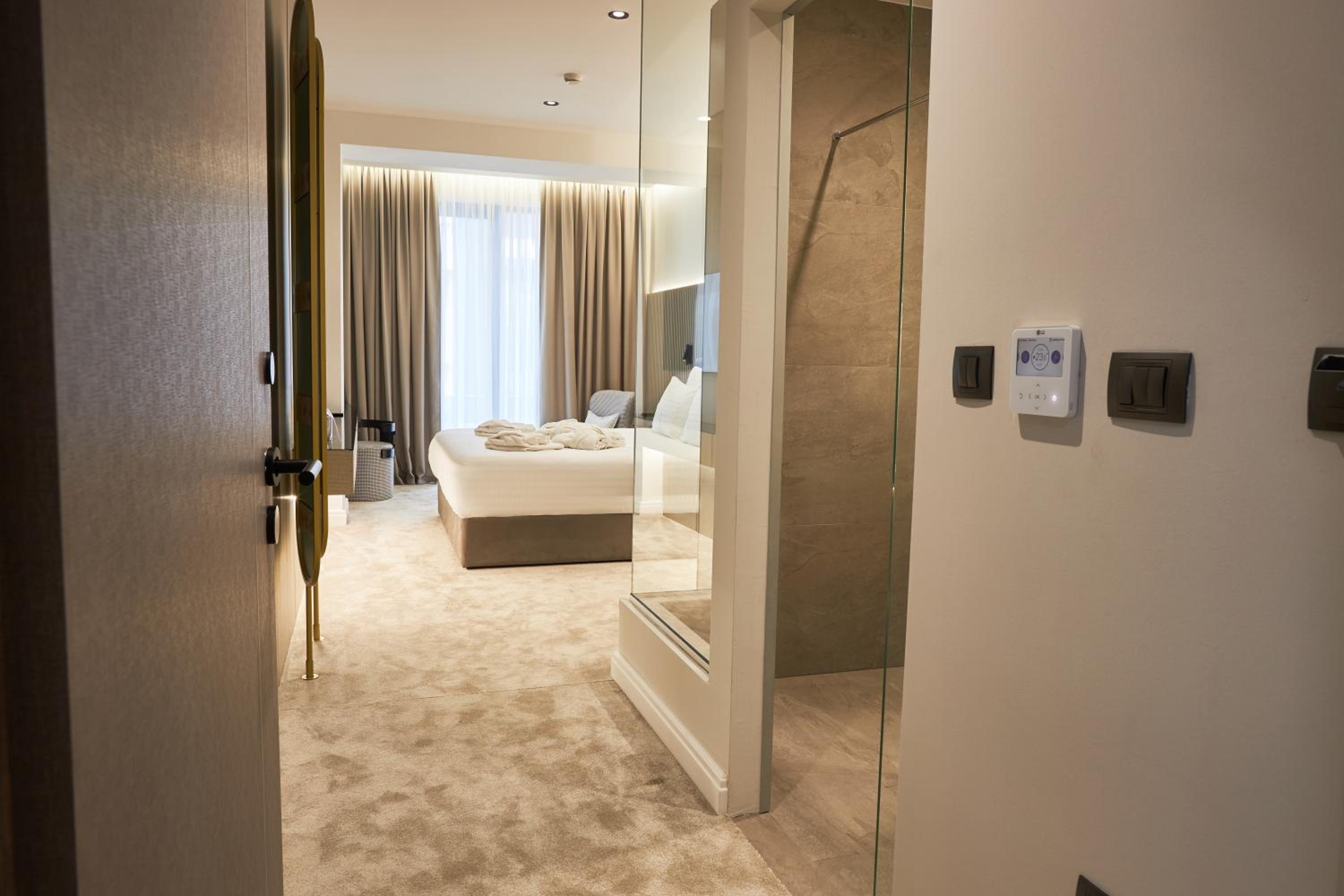 Deluxe Double Room with Balcony - Anex Building & Free Airport Shuttle - Photo 1
