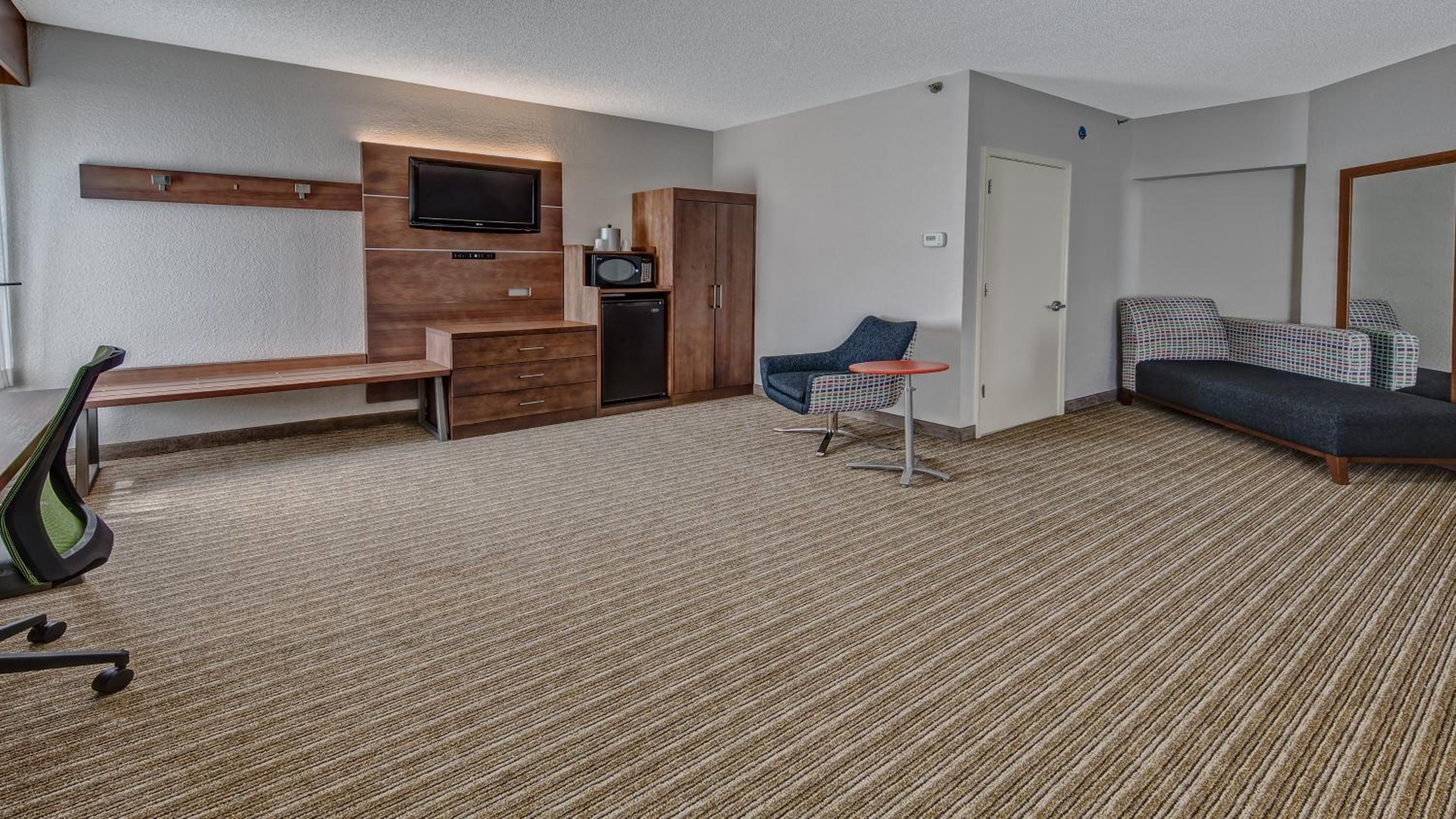 Standard Double Room with Two Double Beds and Accessible Tub - Mobility Access - Photo 1