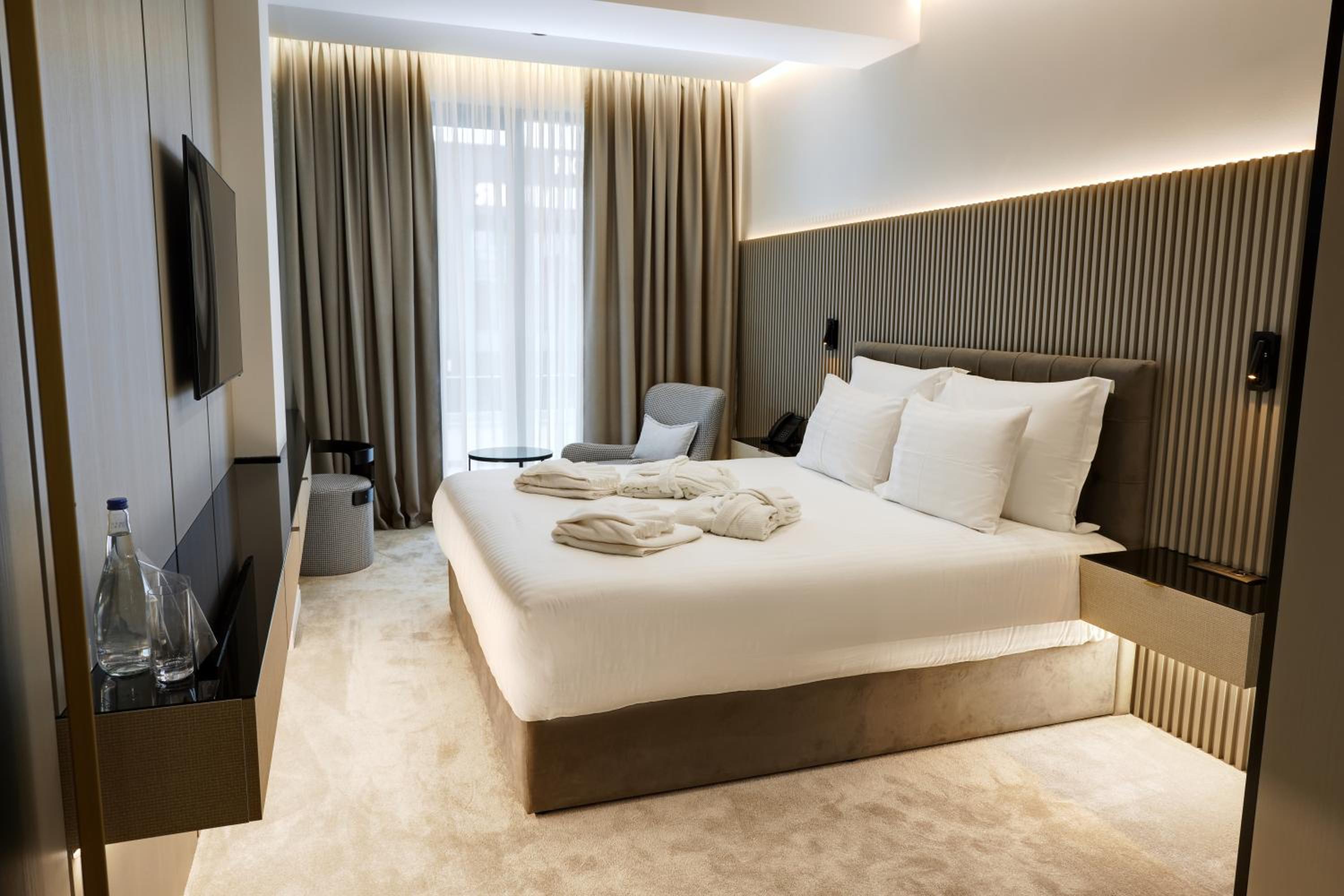 Deluxe Double Room with Balcony - Anex Building & Free Airport Shuttle - Photo 2