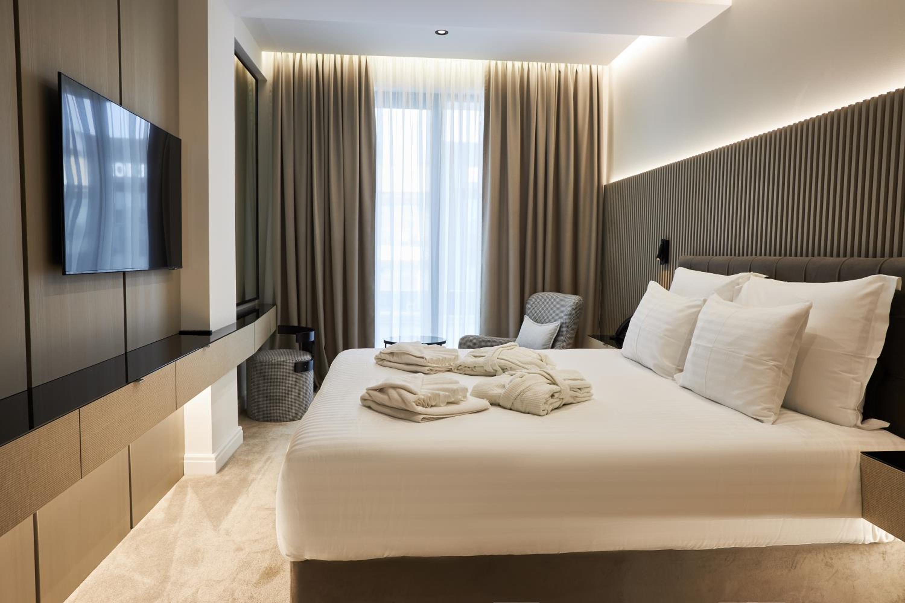 Deluxe Double Room with Balcony - Anex Building & Free Airport Shuttle - Photo 6