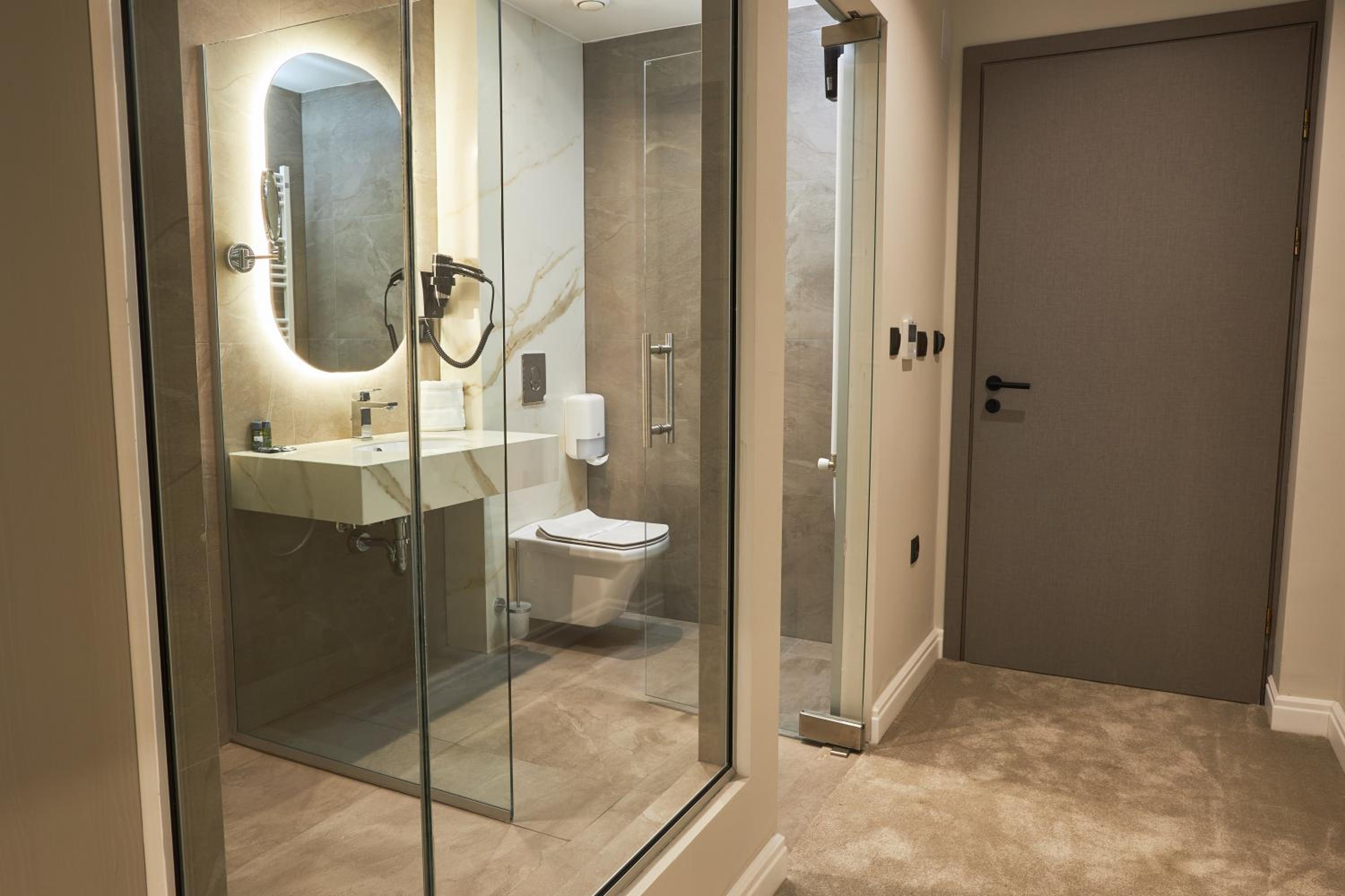 Deluxe Double Room with Balcony - Anex Building & Free Airport Shuttle - Photo 5
