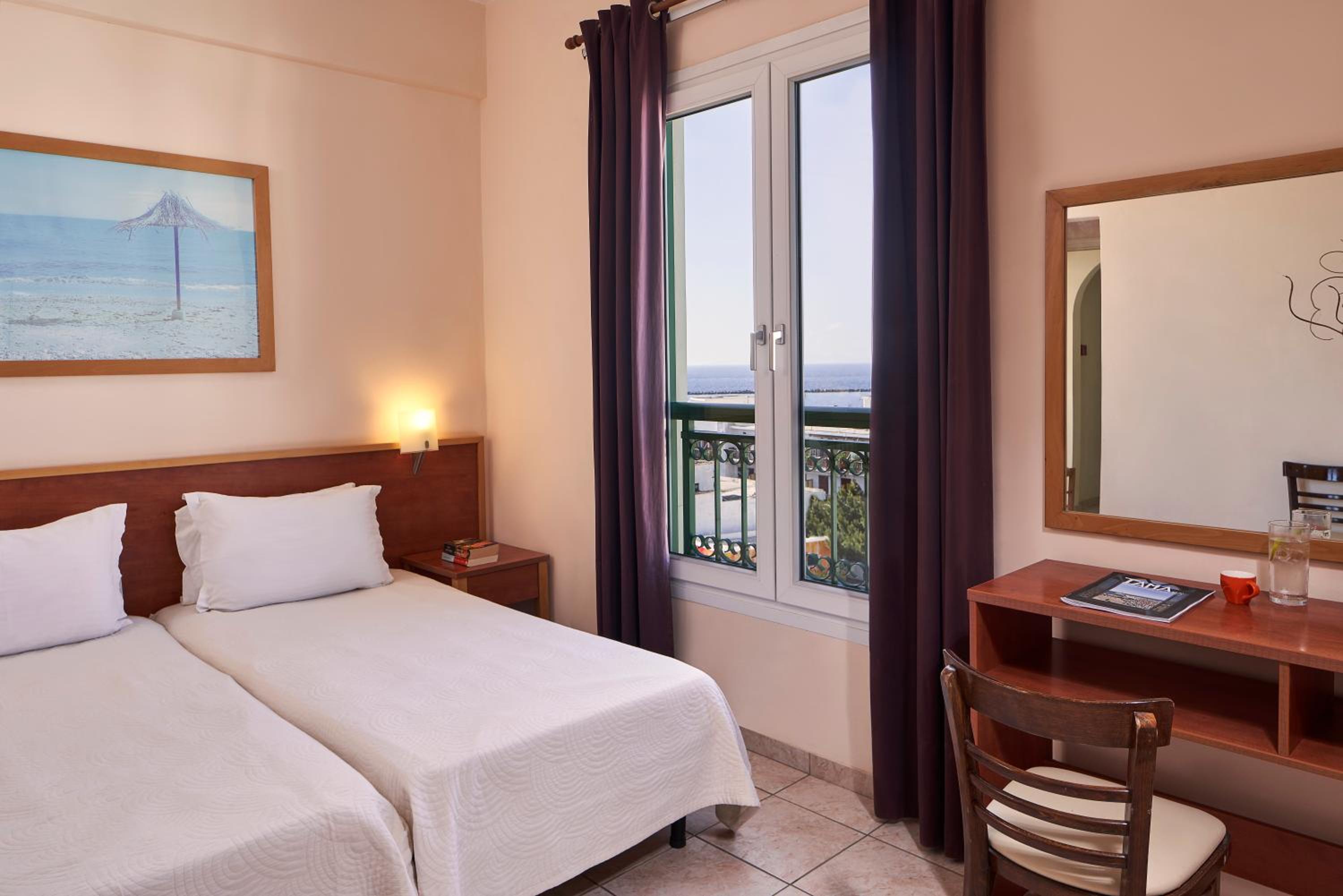 Standard Double or Twin Room with Balcony - Photo 4