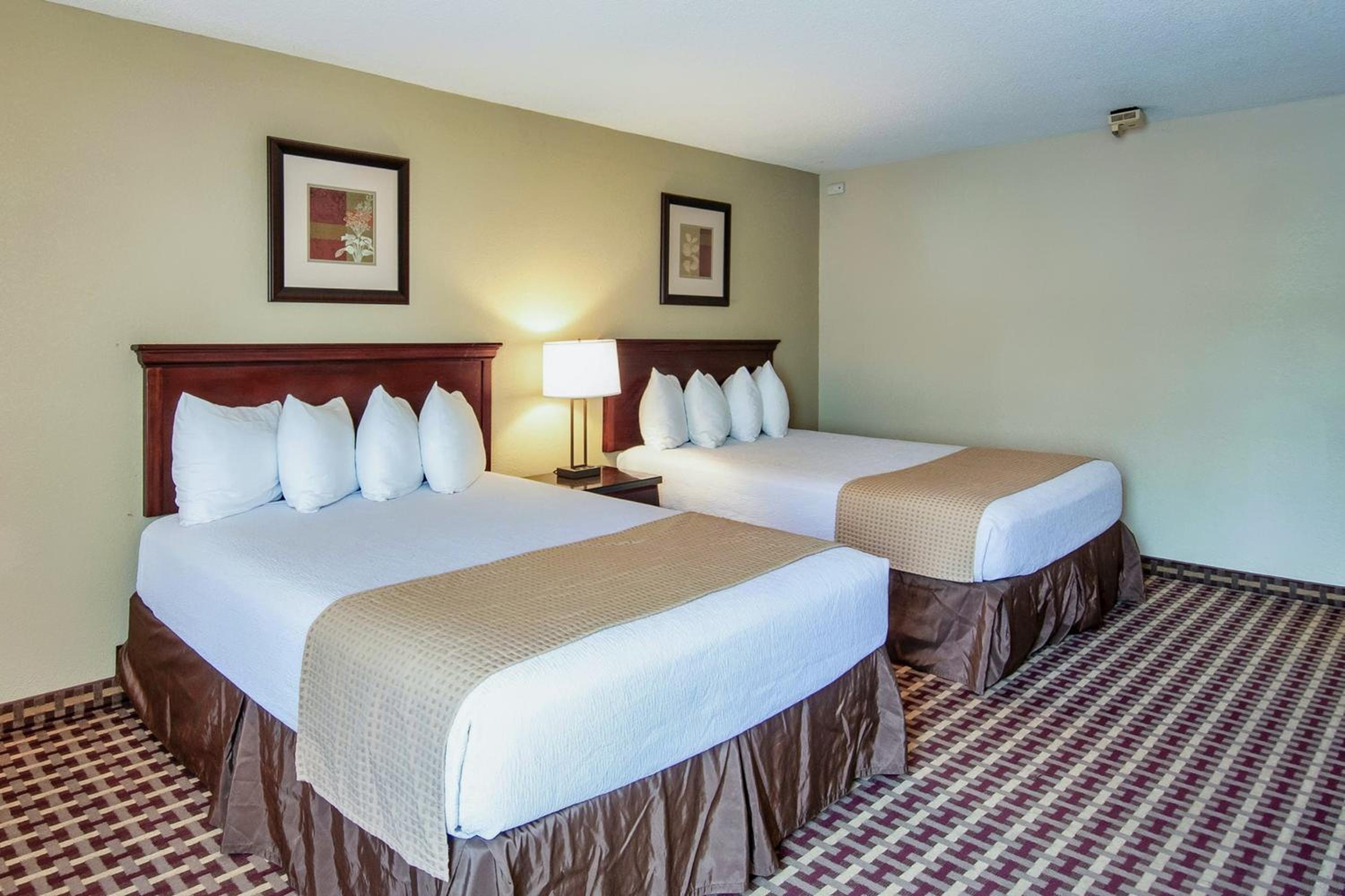 Deluxe Room with 2 Queen Beds, Non-Smoking - Photo 4