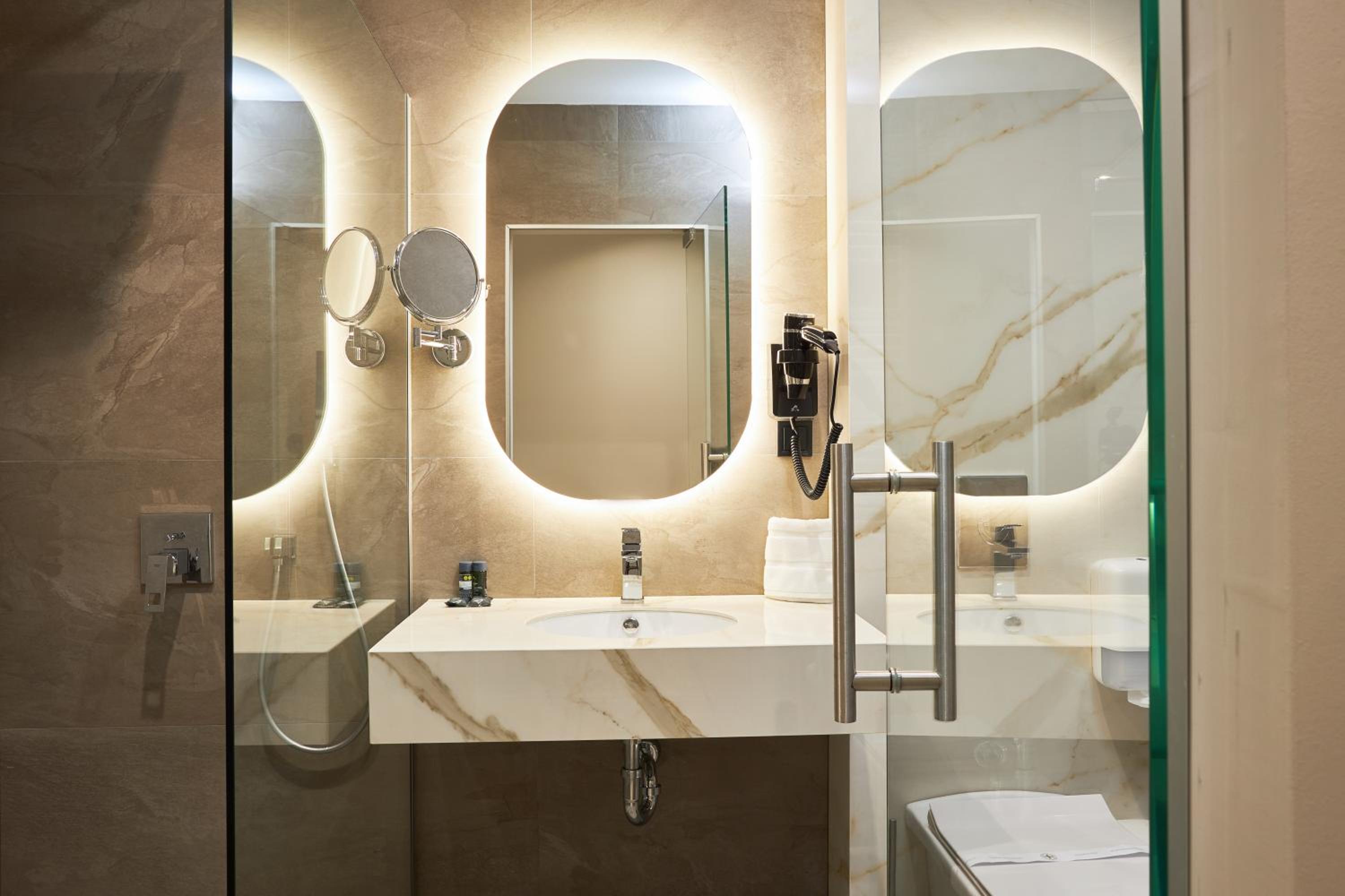 Deluxe Double Room with Balcony - Anex Building & Free Airport Shuttle - Photo 3