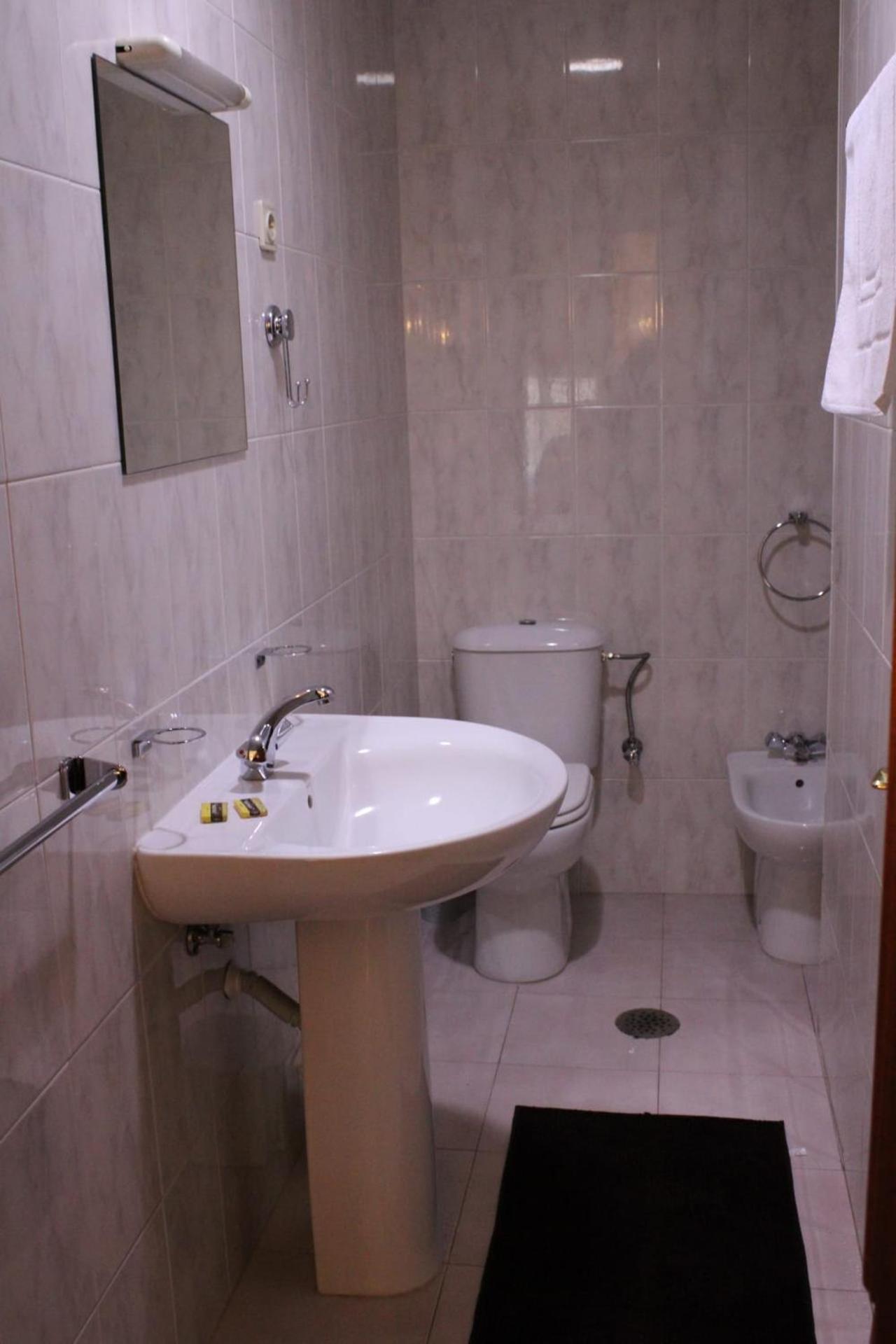 Twin Room with Private Bathroom - Photo 2