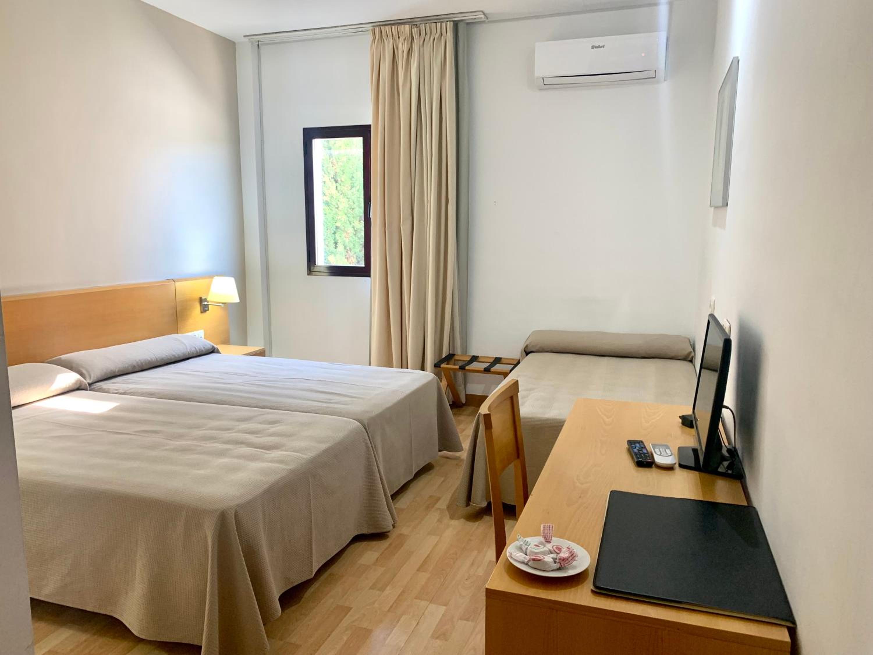 Twin Room - Photo 3
