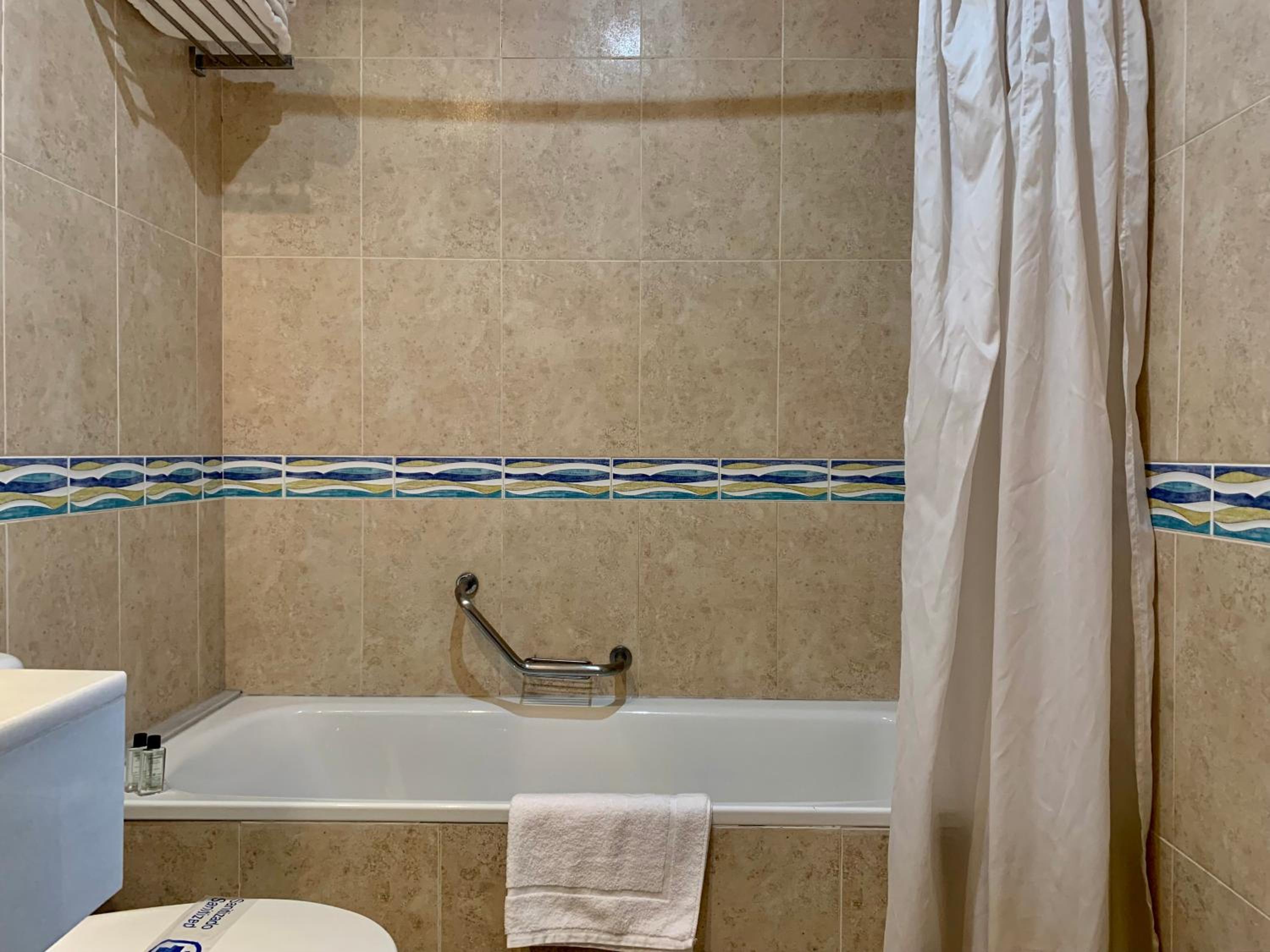 Twin Room - Photo 5