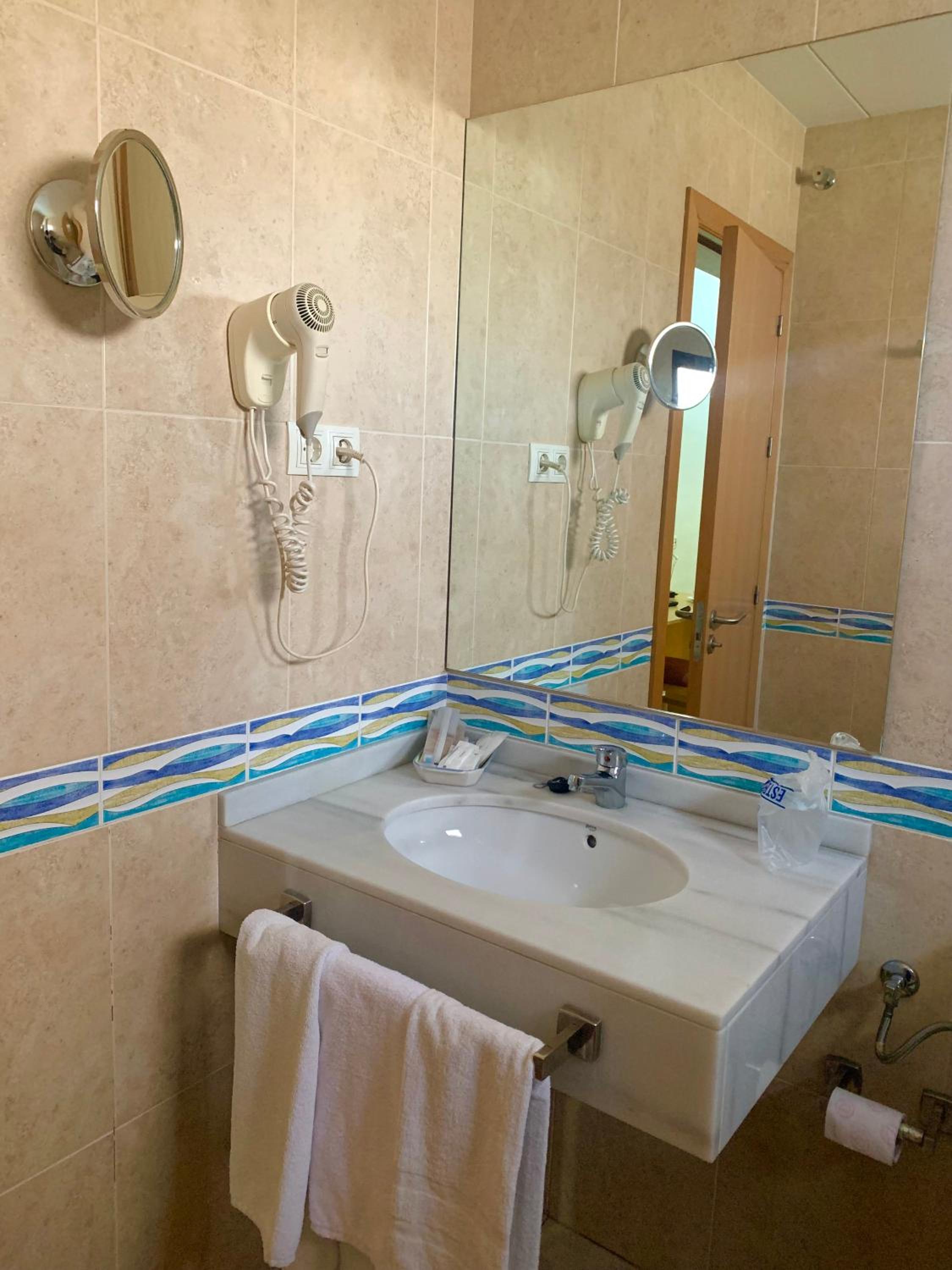 Twin Room - Photo 4