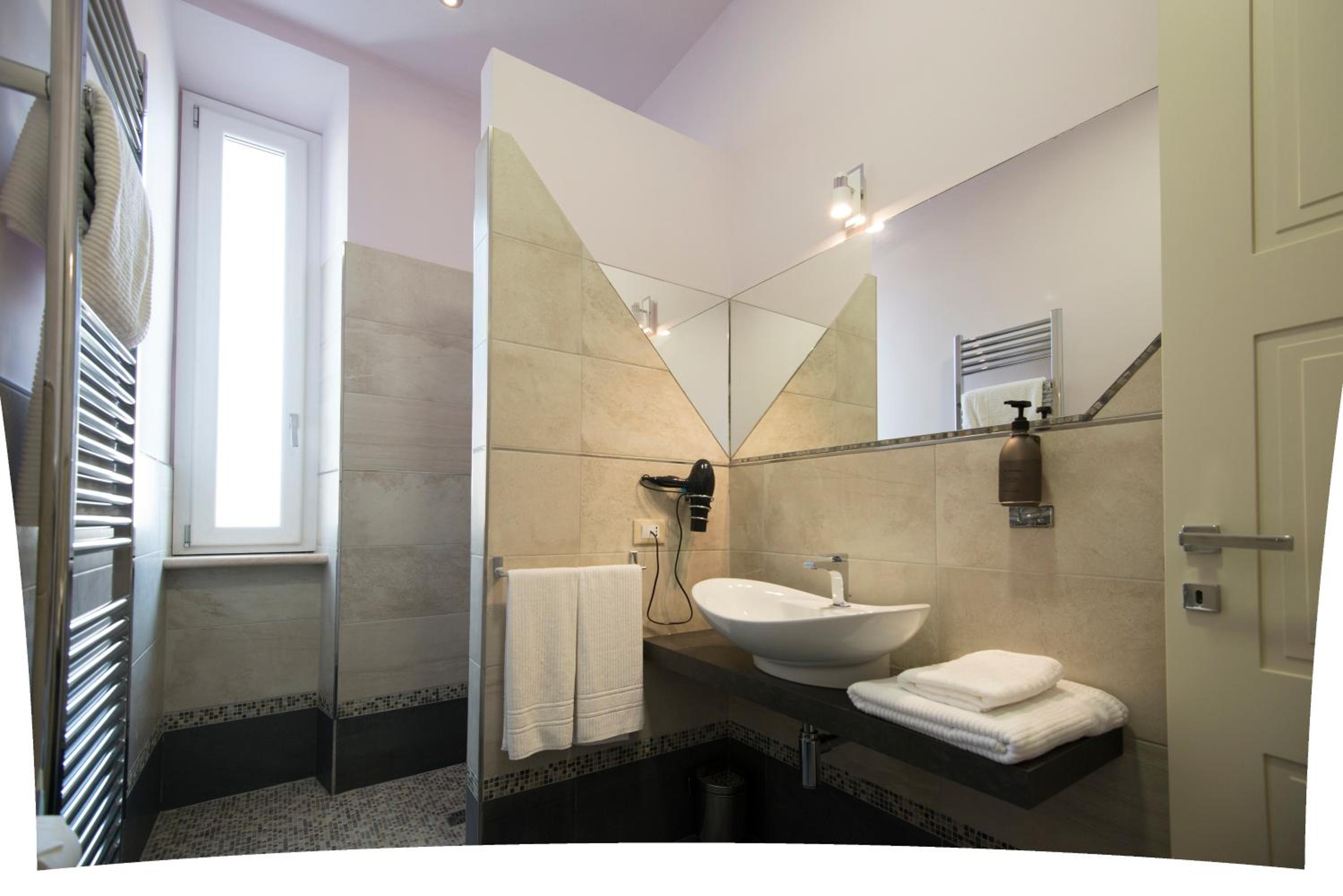 Double Room with Private Bathroom - Photo 2