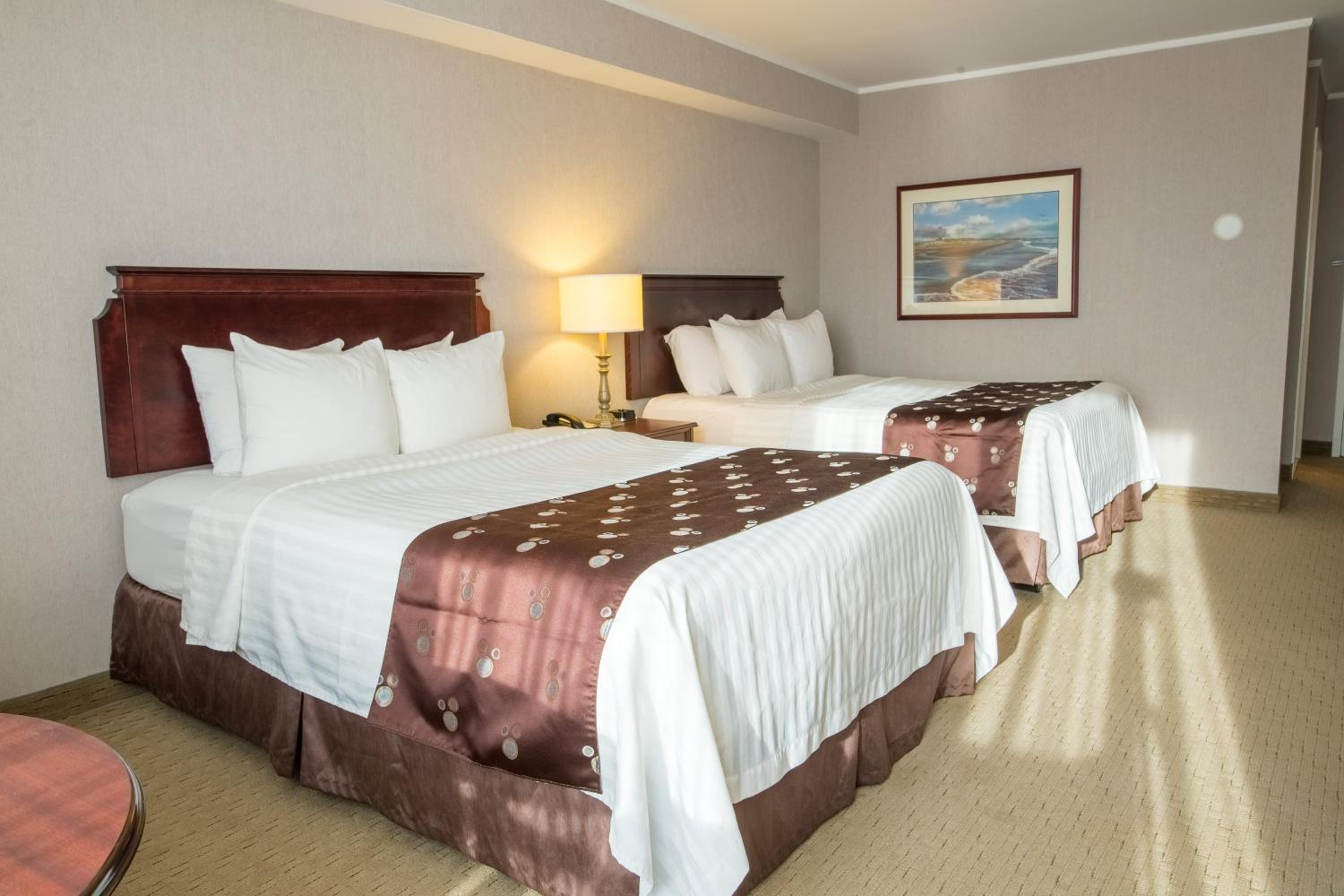 Queen Room with Two Queen Beds - Non-Smoking photo 3