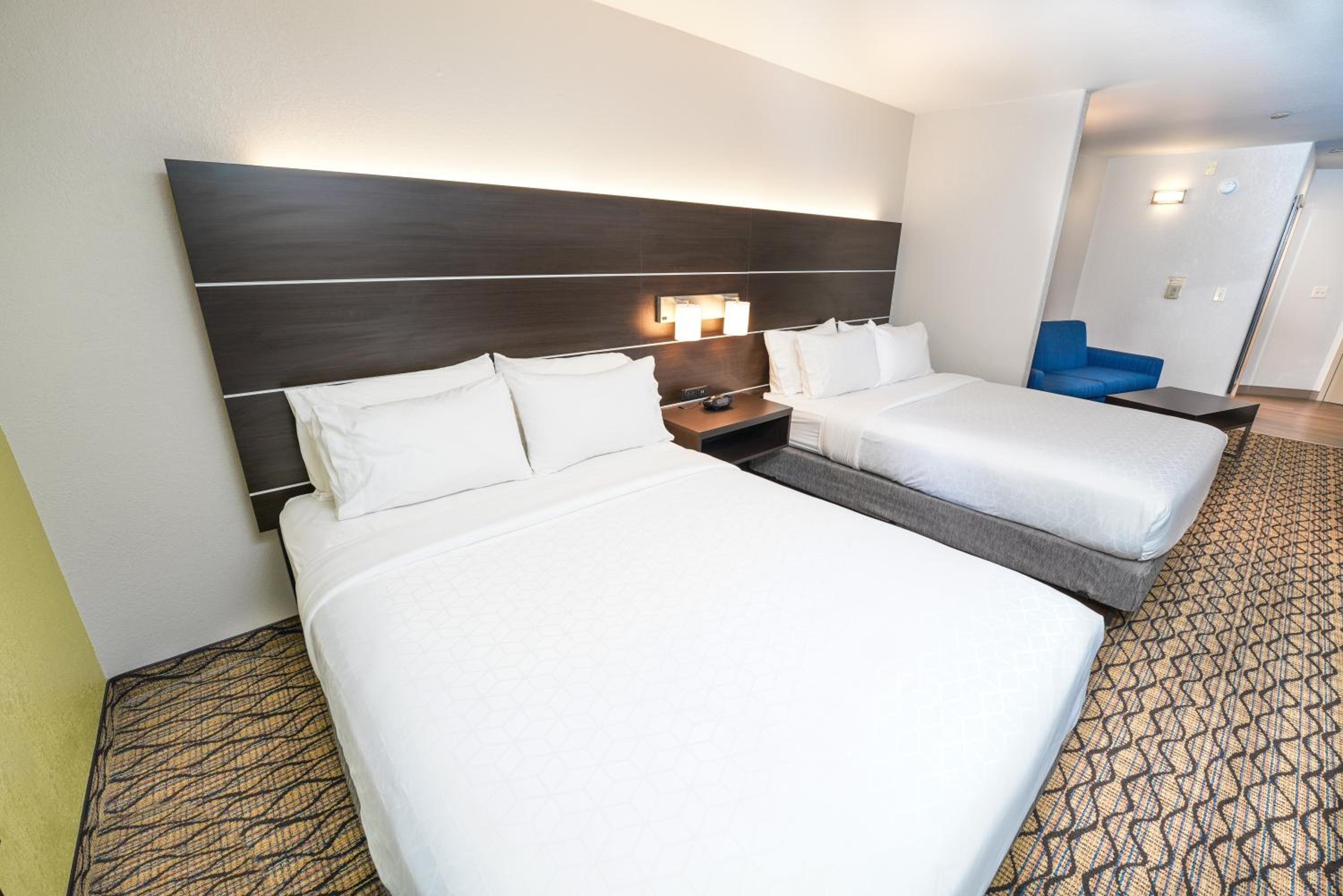 Standard Queen Room with Two Queen Beds - Communications and Mobility Accessible photo 2