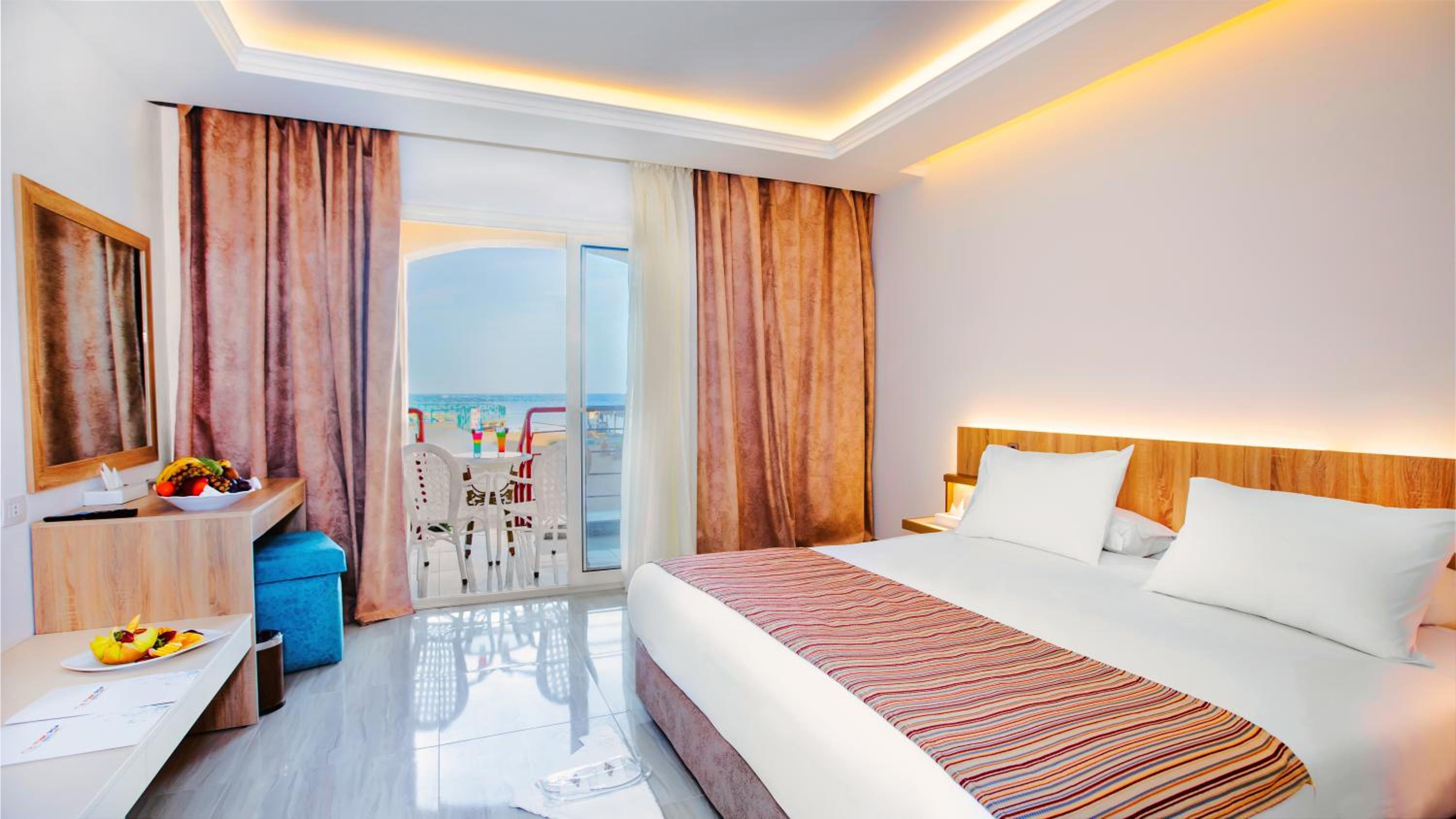 Relax in comfort with stunning balcony views!