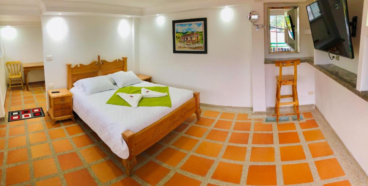 Queen Suite with Spa Bath photo 2