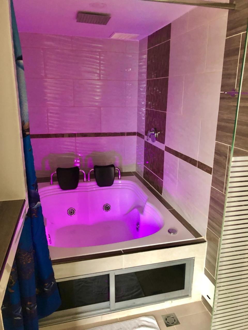 Queen Suite with Spa Bath photo 3