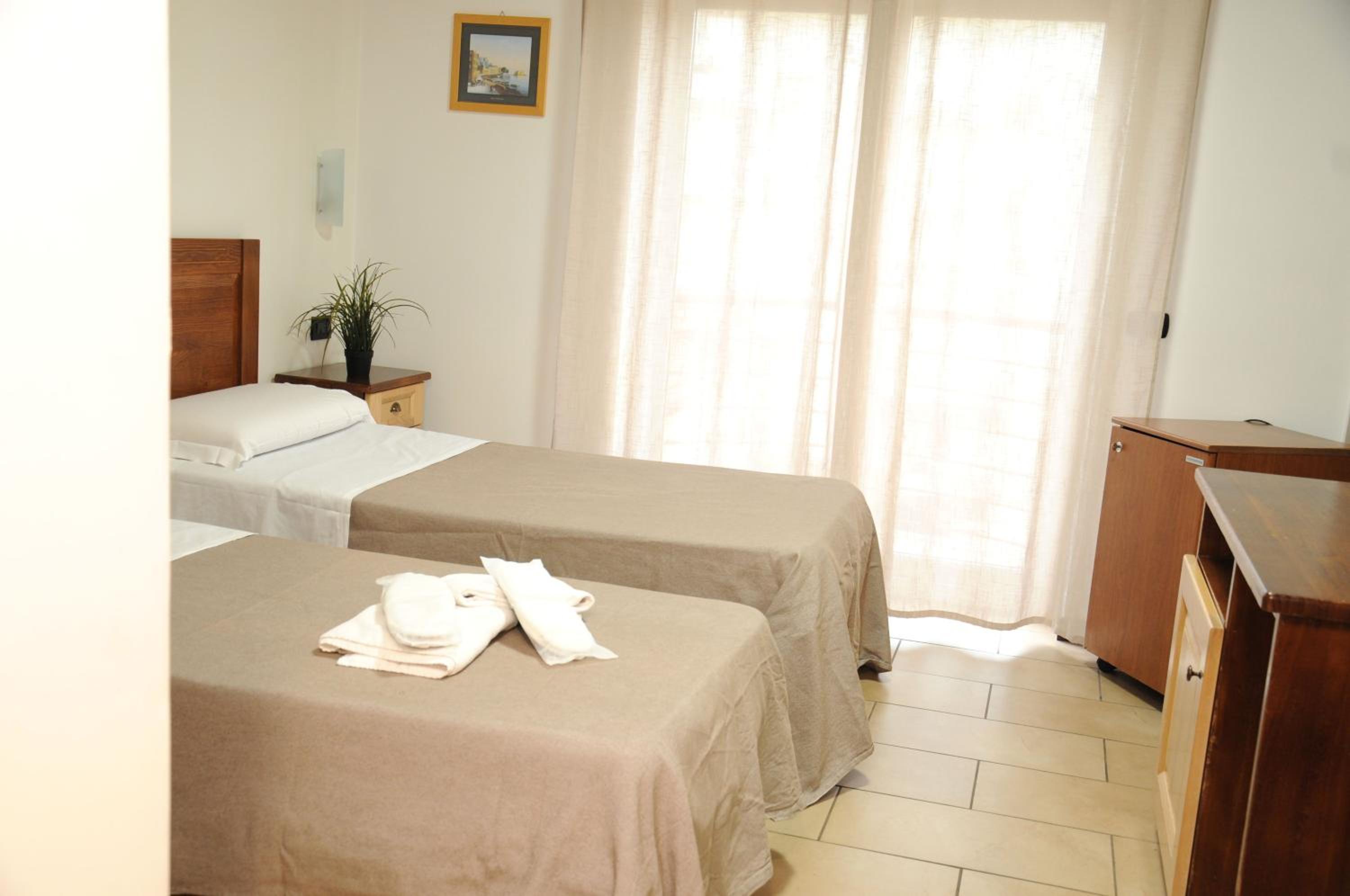 Standard Twin Room - Photo 4