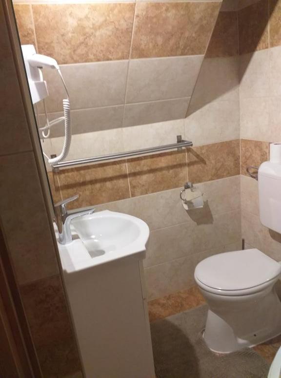 Triple Room with Bathroom - Photo 8