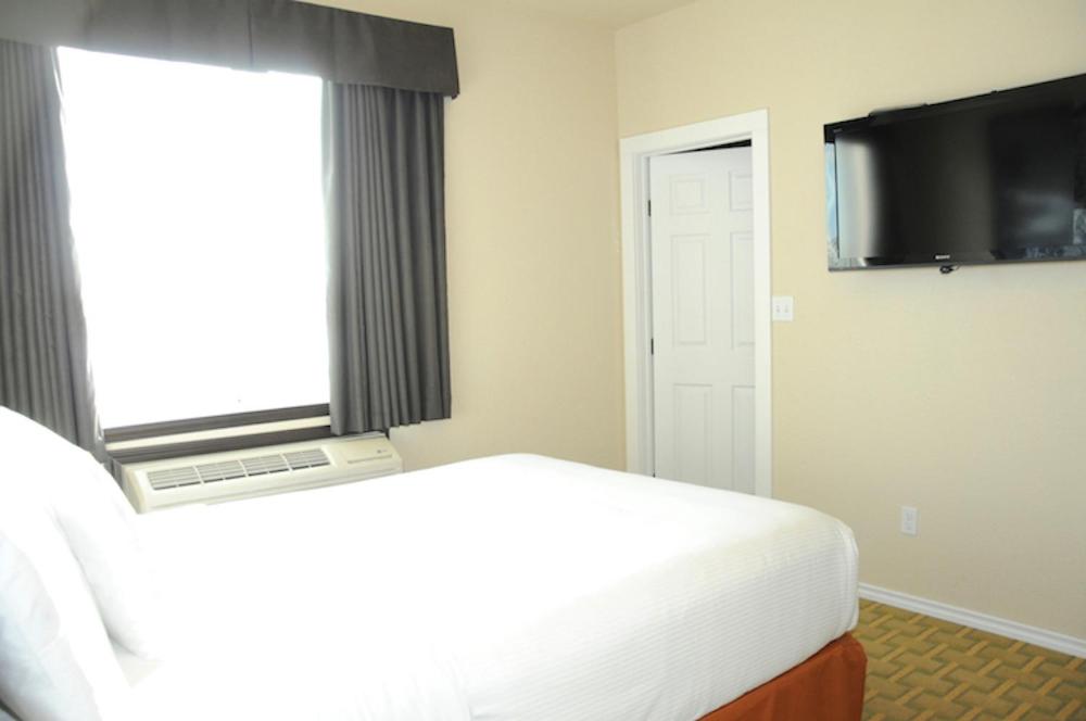 Queen Room - Non-Smoking photo 1