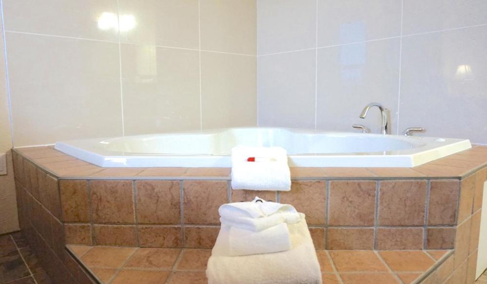 Deluxe King Room with Spa Bath- Non-Smoking photo 3