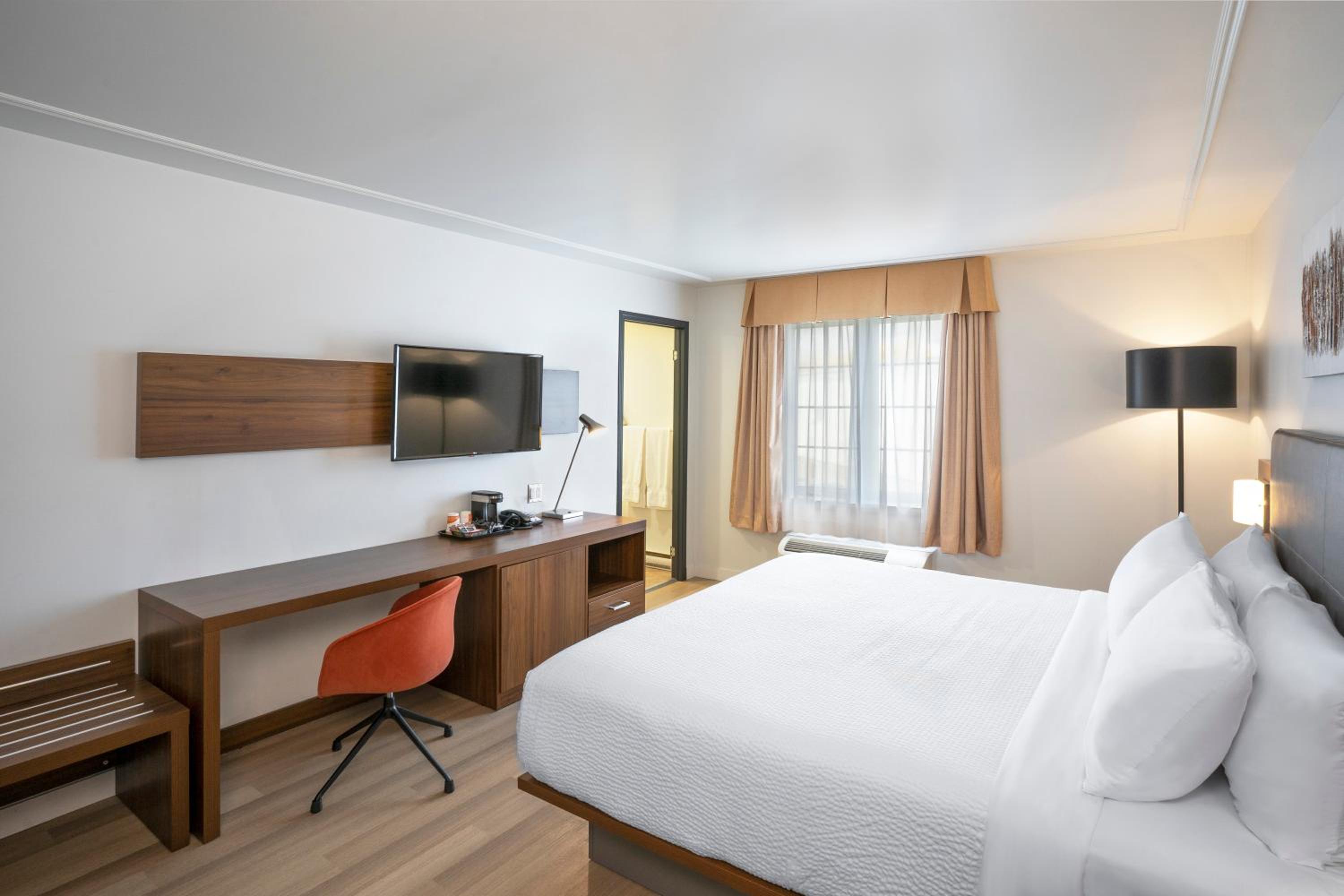 Standard King Room - Non Smoking/No Pets - Photo 2