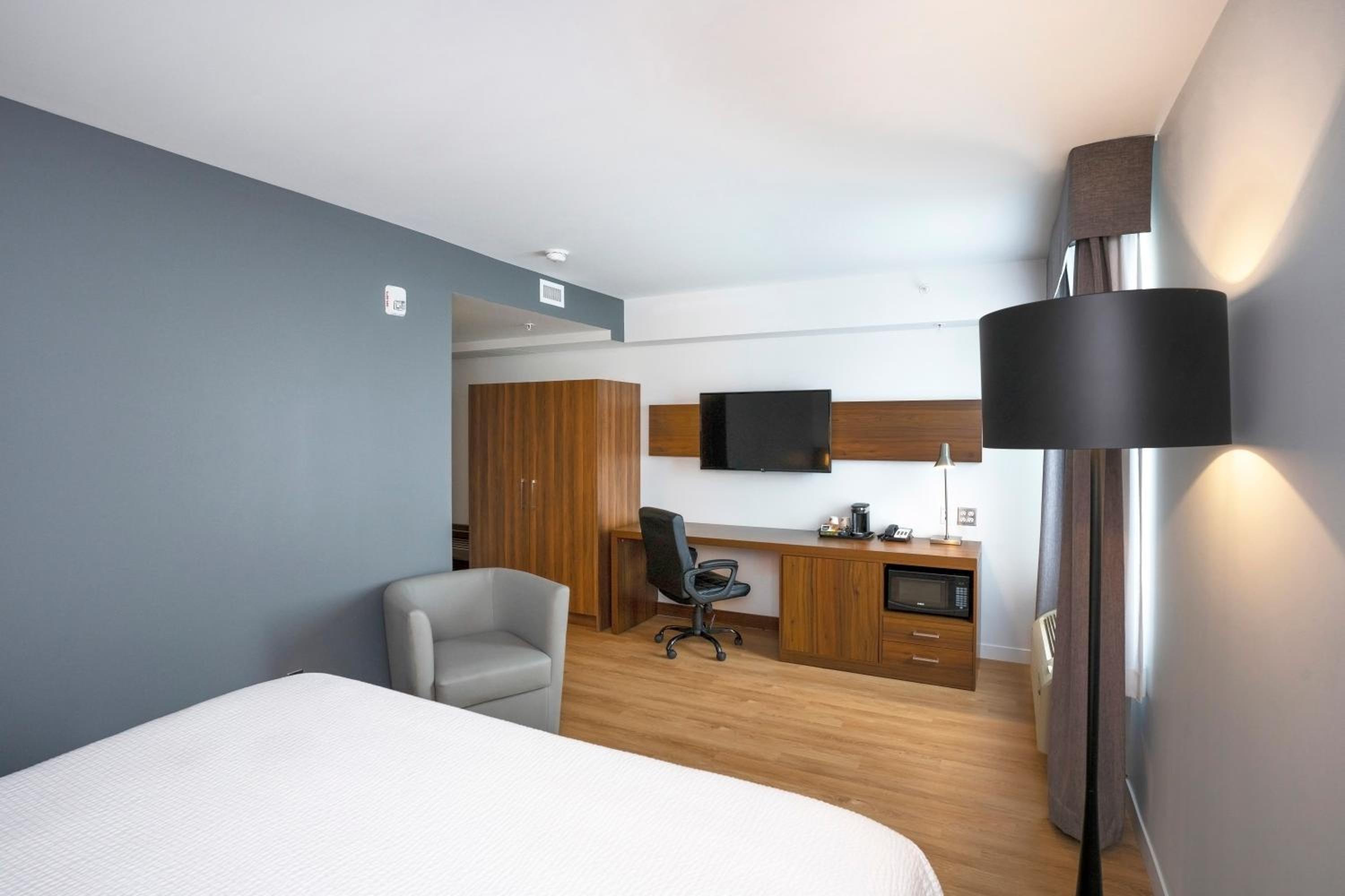 Deluxe King Room  - Accessible/No Pets/Non Smoking - Photo 5