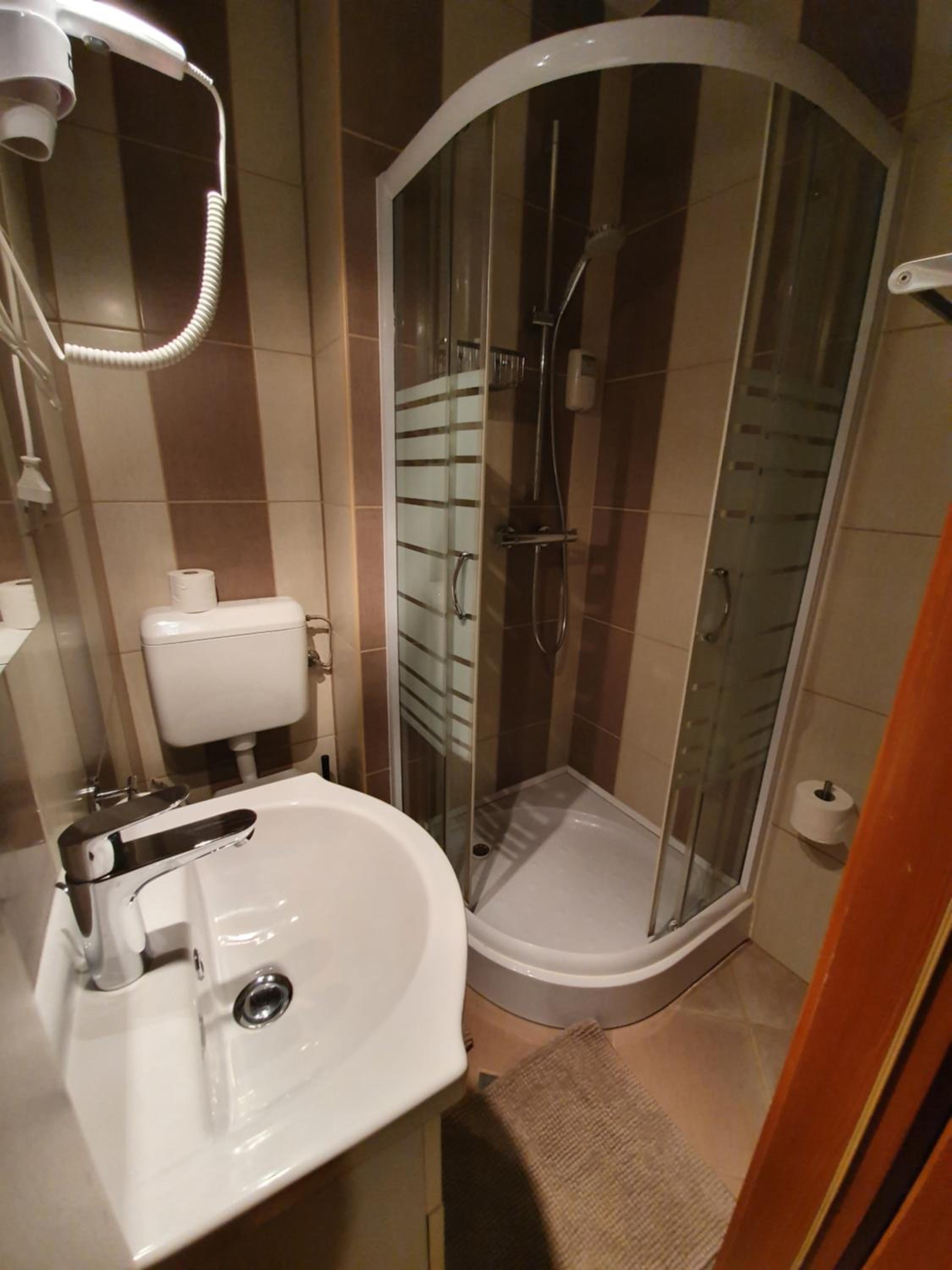 Twin Room with Bathroom - Photo 4