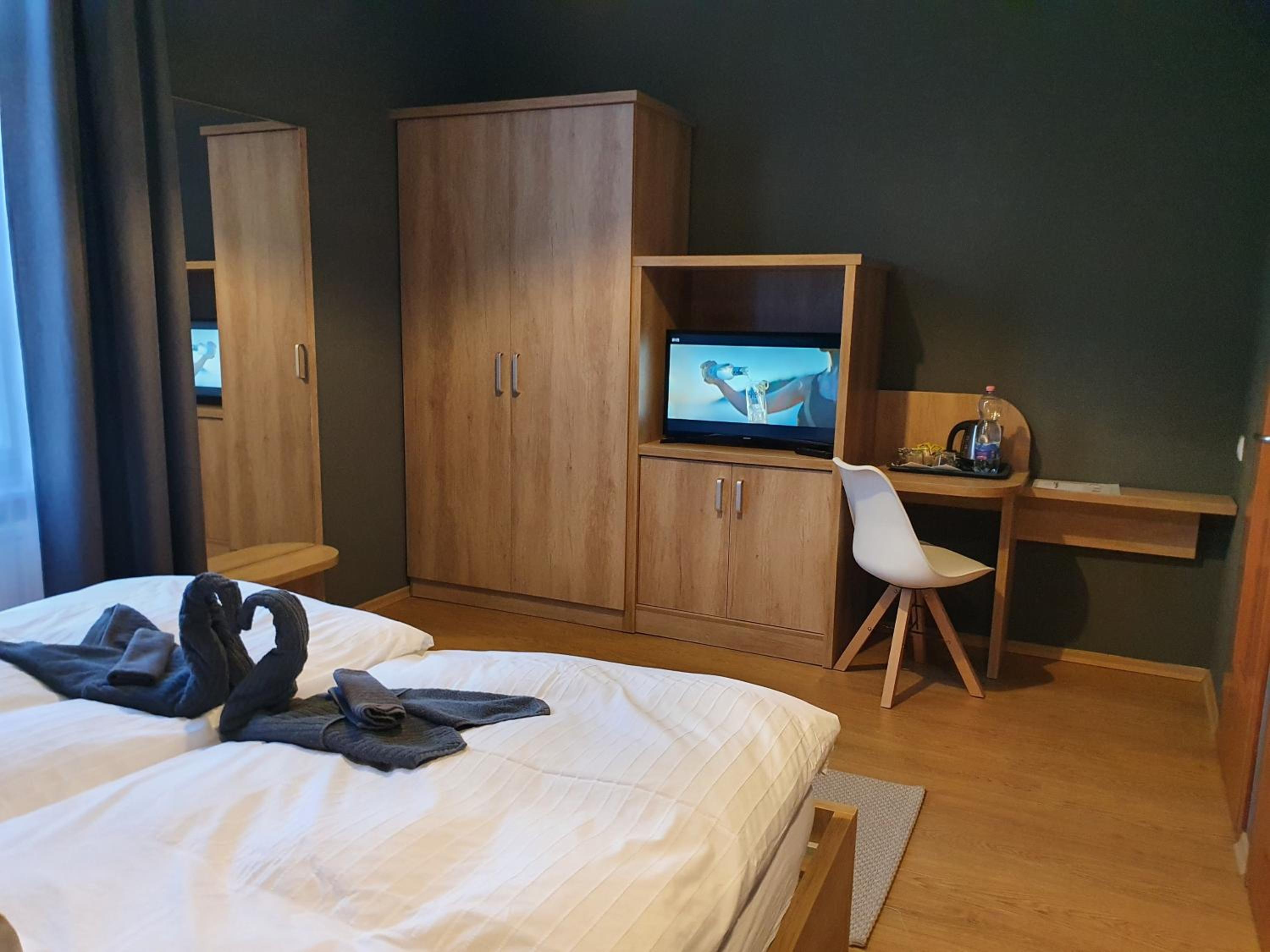 Deluxe Double Room with Shower - Photo 6