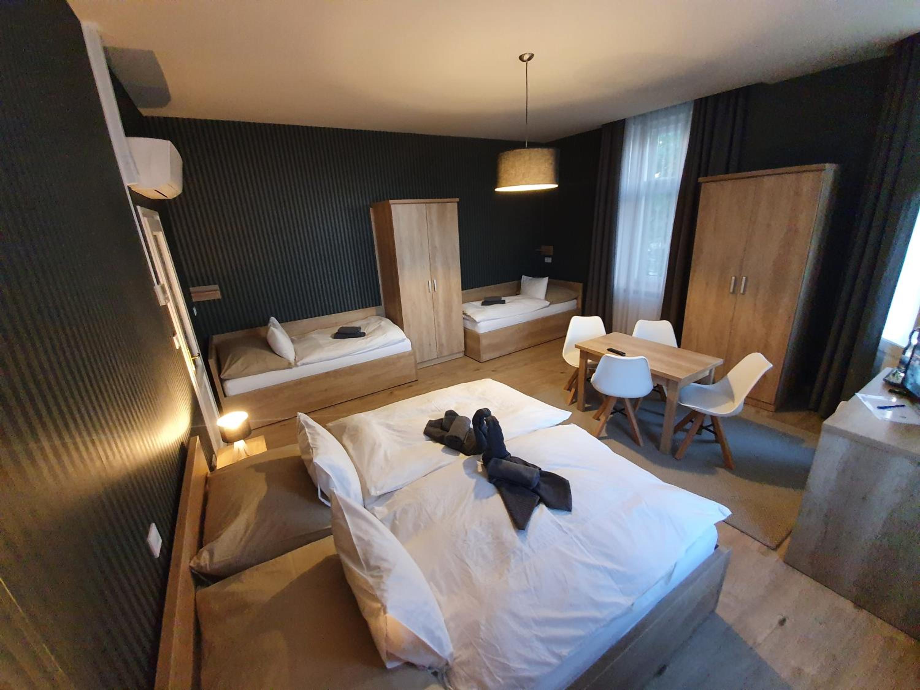 Quadruple Room with Balcony - Photo 7